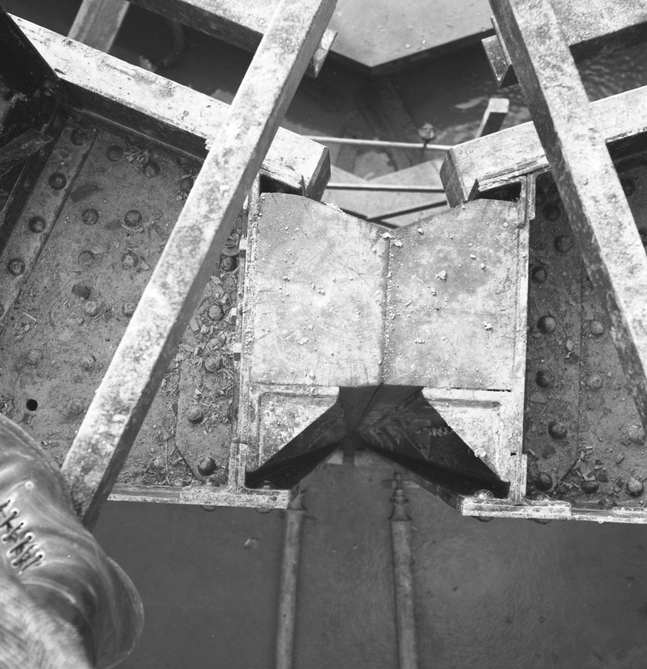Hajózózsilip - Alsó kapu csapóoszlop tömítőgerendái csukva, 1941. február 28. (Magyar Környezetvédelmi és Vízügyi Múzeum - Duna Múzeum CC BY-NC-SA)
