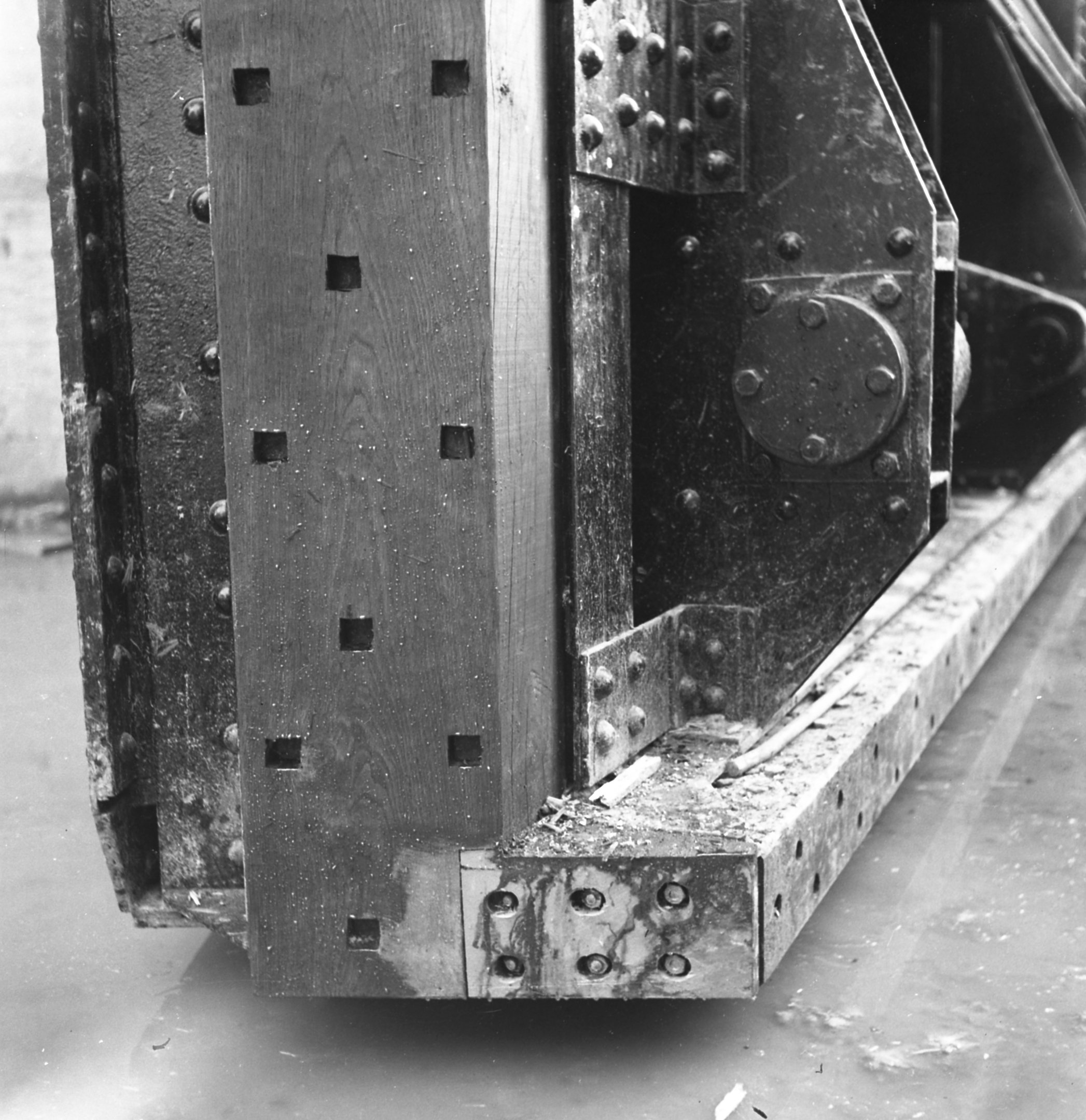 Hajózózsilip alsó kapu - Csapóoszlop a tömítőgerendával, 1941. március 1. (Magyar Környezetvédelmi és Vízügyi Múzeum - Duna Múzeum CC BY-NC-SA)