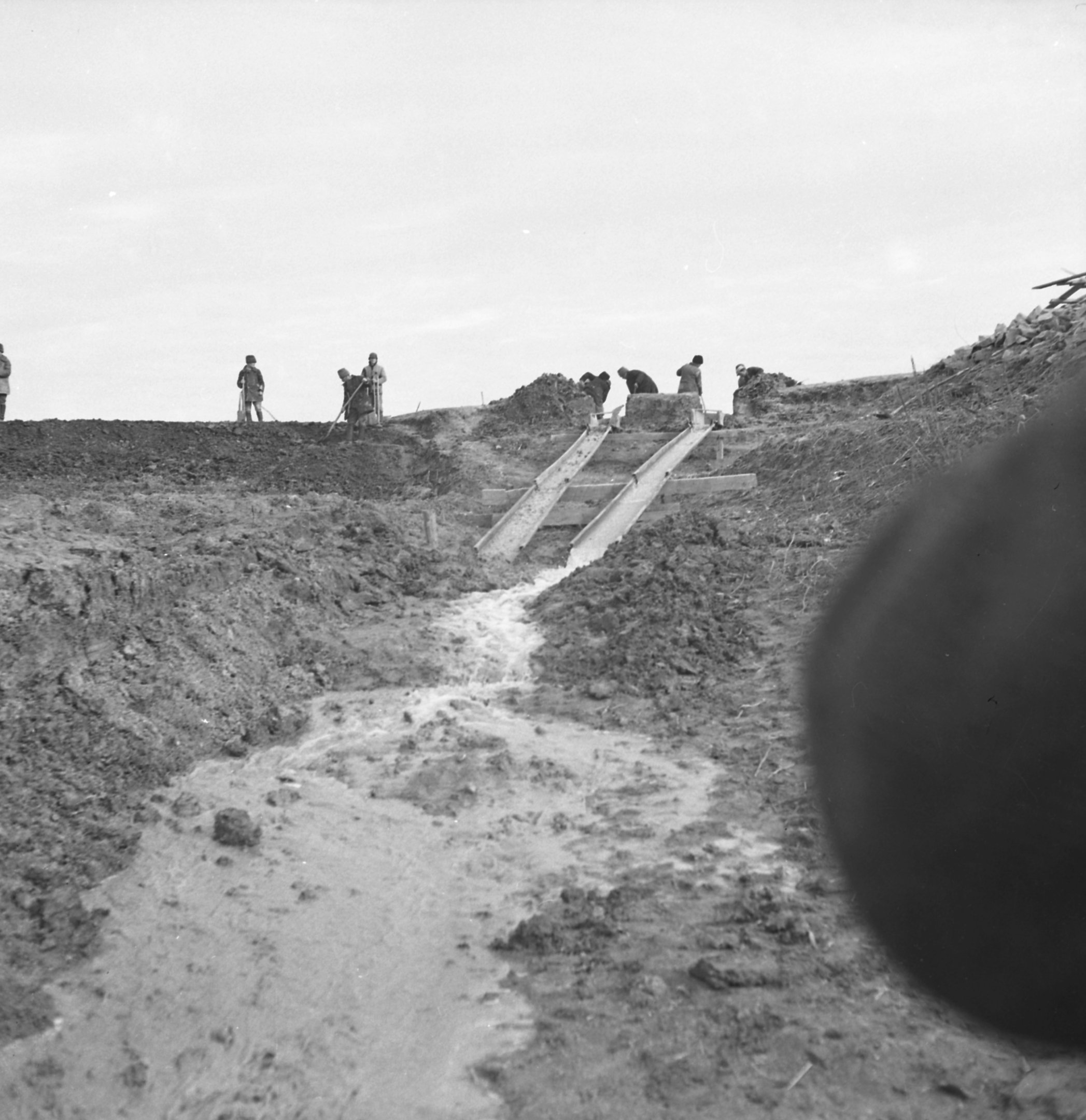 Vízbeeresztés a felső kapu tömítésének próbájához, 1941. március 1. (Magyar Környezetvédelmi és Vízügyi Múzeum - Duna Múzeum CC BY-NC-SA)
