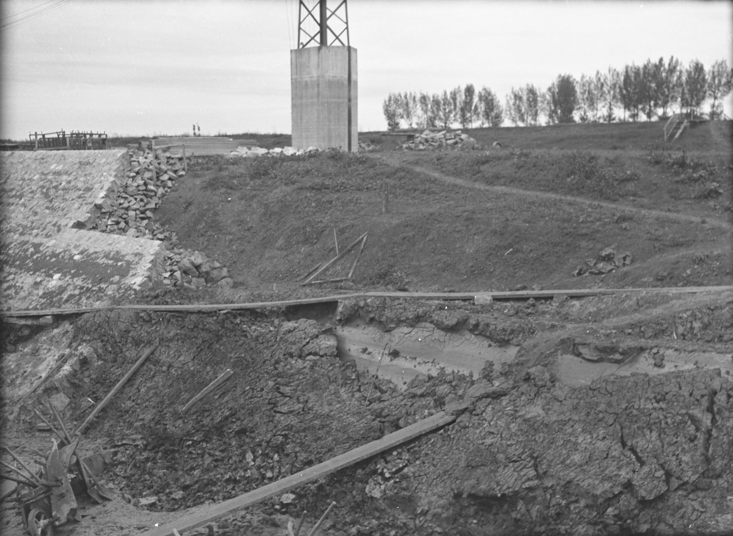 Felső áttöltés csúszófelülete az előcsatorna jobb partján, 1941. augusztus 9. (Magyar Környezetvédelmi és Vízügyi Múzeum - Duna Múzeum CC BY-NC-SA)