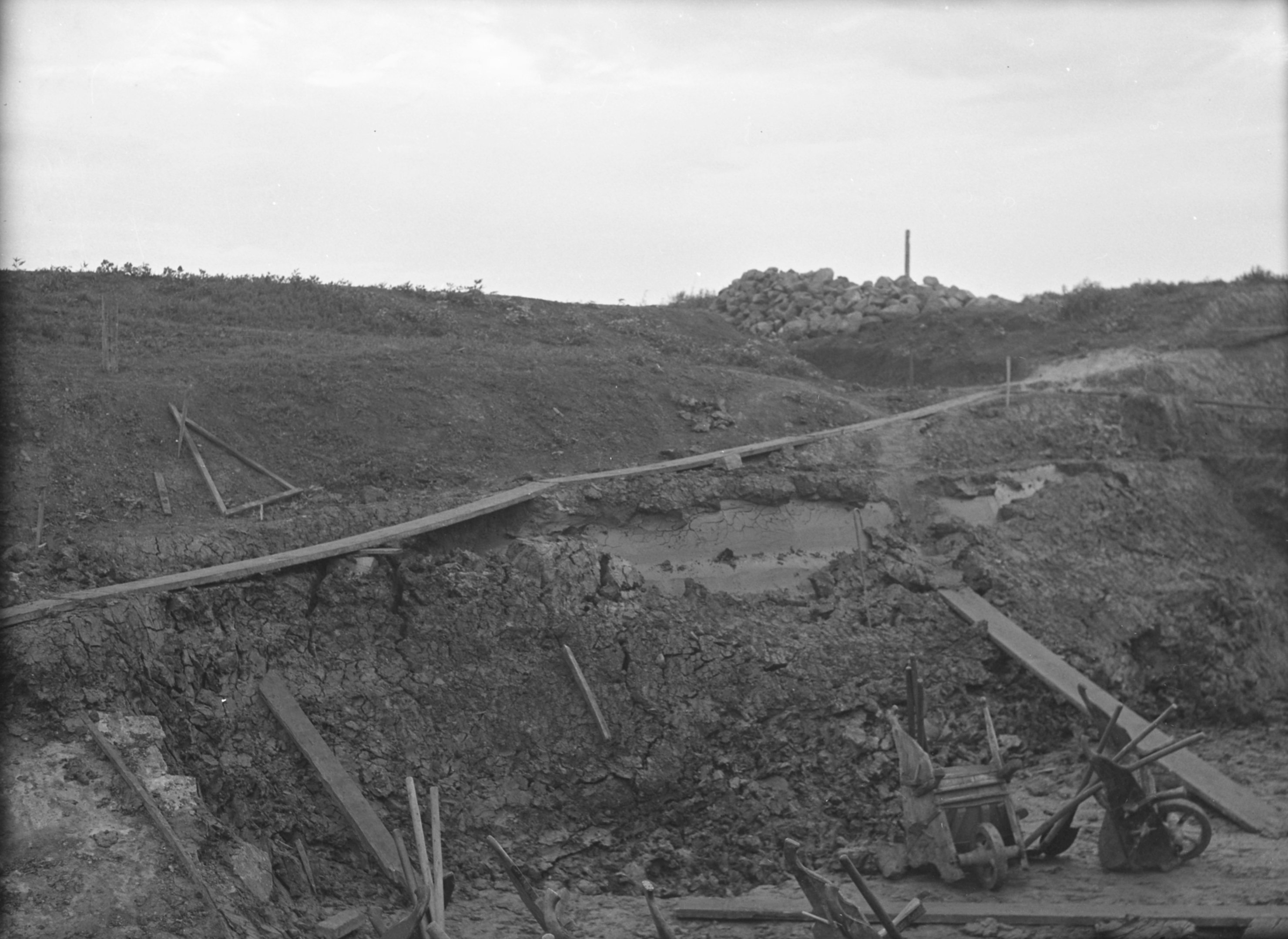 Felső áttöltés csúcszófelülete az előcsatorna jobb partján, 1941. augusztus 9. (Magyar Környezetvédelmi és Vízügyi Múzeum - Duna Múzeum CC BY-NC-SA)