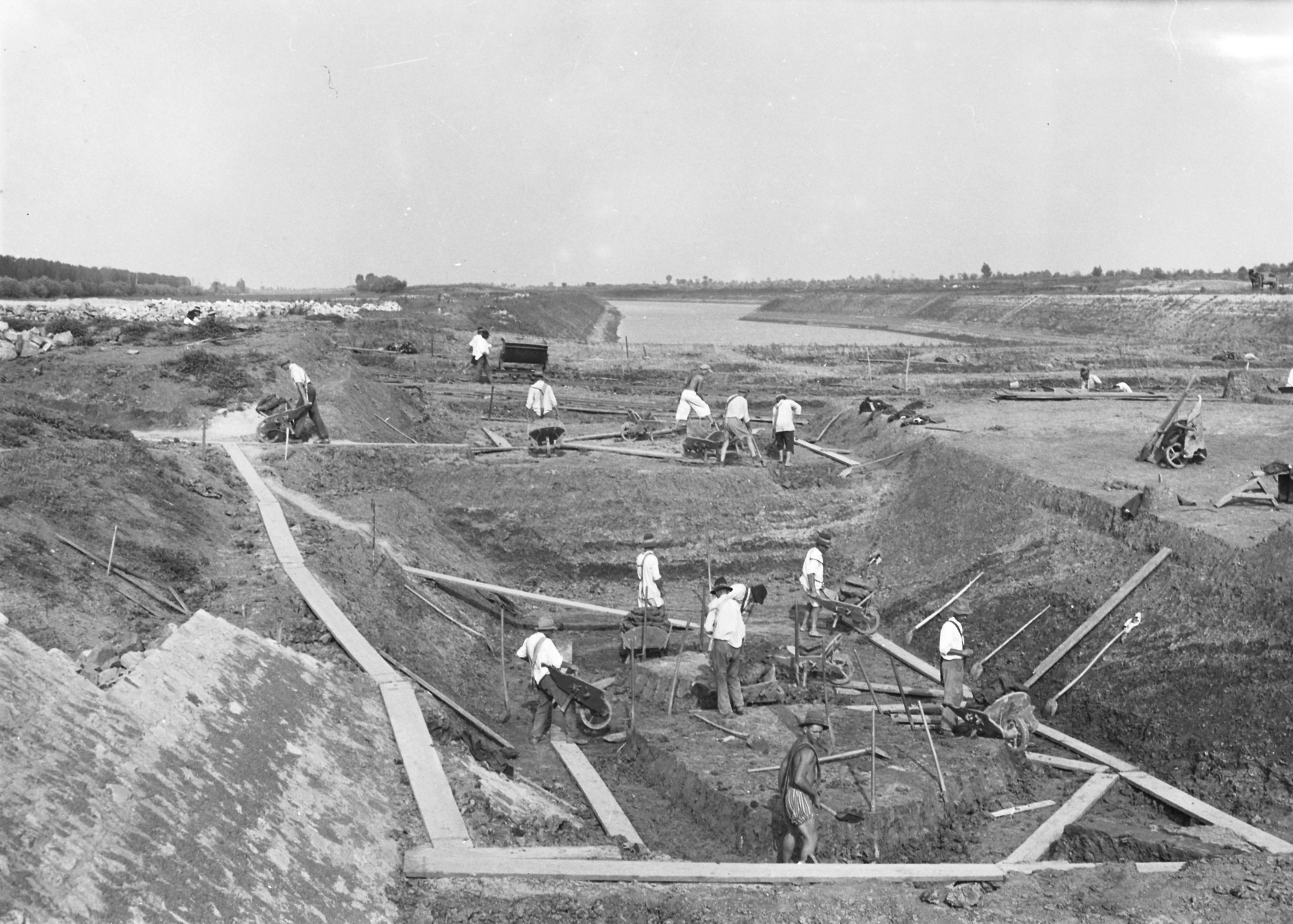 Földkiemelés az előcsatorna jobb partján kőburkolás részére, 1941. augusztus 6. (Magyar Környezetvédelmi és Vízügyi Múzeum - Duna Múzeum CC BY-NC-SA)