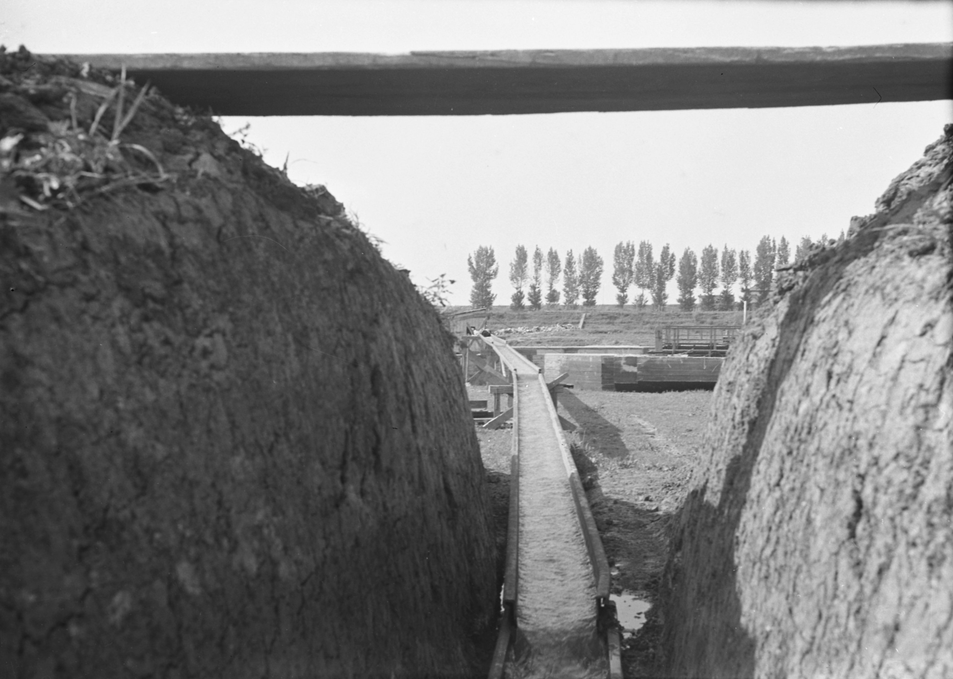 Szivattyúzott víz kieresztése a körtöltésen, 1941. augusztus 6. (Magyar Környezetvédelmi és Vízügyi Múzeum - Duna Múzeum CC BY-NC-SA)