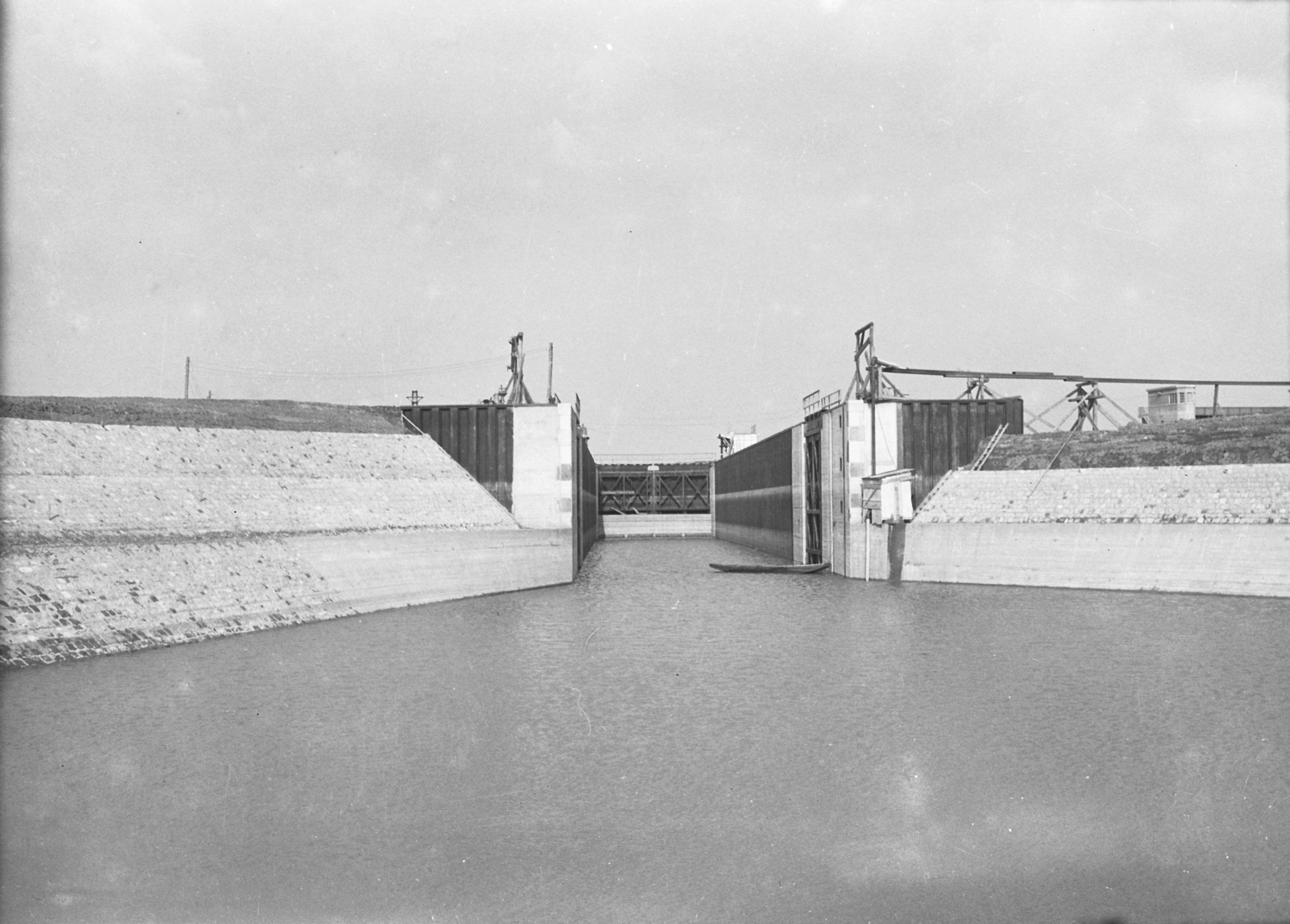 Hajózózsilip utócsatorna a szivattyúzás befejezésekor, 1941. augusztus 13. (Magyar Környezetvédelmi és Vízügyi Múzeum - Duna Múzeum CC BY-NC-SA)