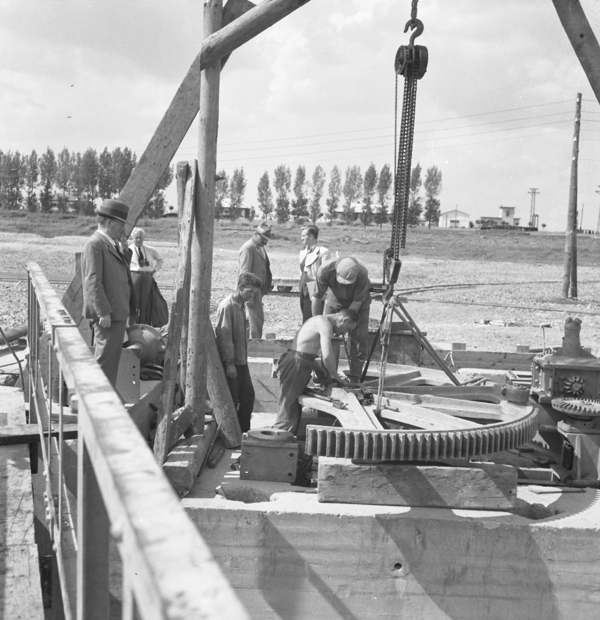 Hajózózsilip - Kapumozgató szegmens szerelése, 1941. július 2. (Magyar Környezetvédelmi és Vízügyi Múzeum - Duna Múzeum CC BY-NC-SA)