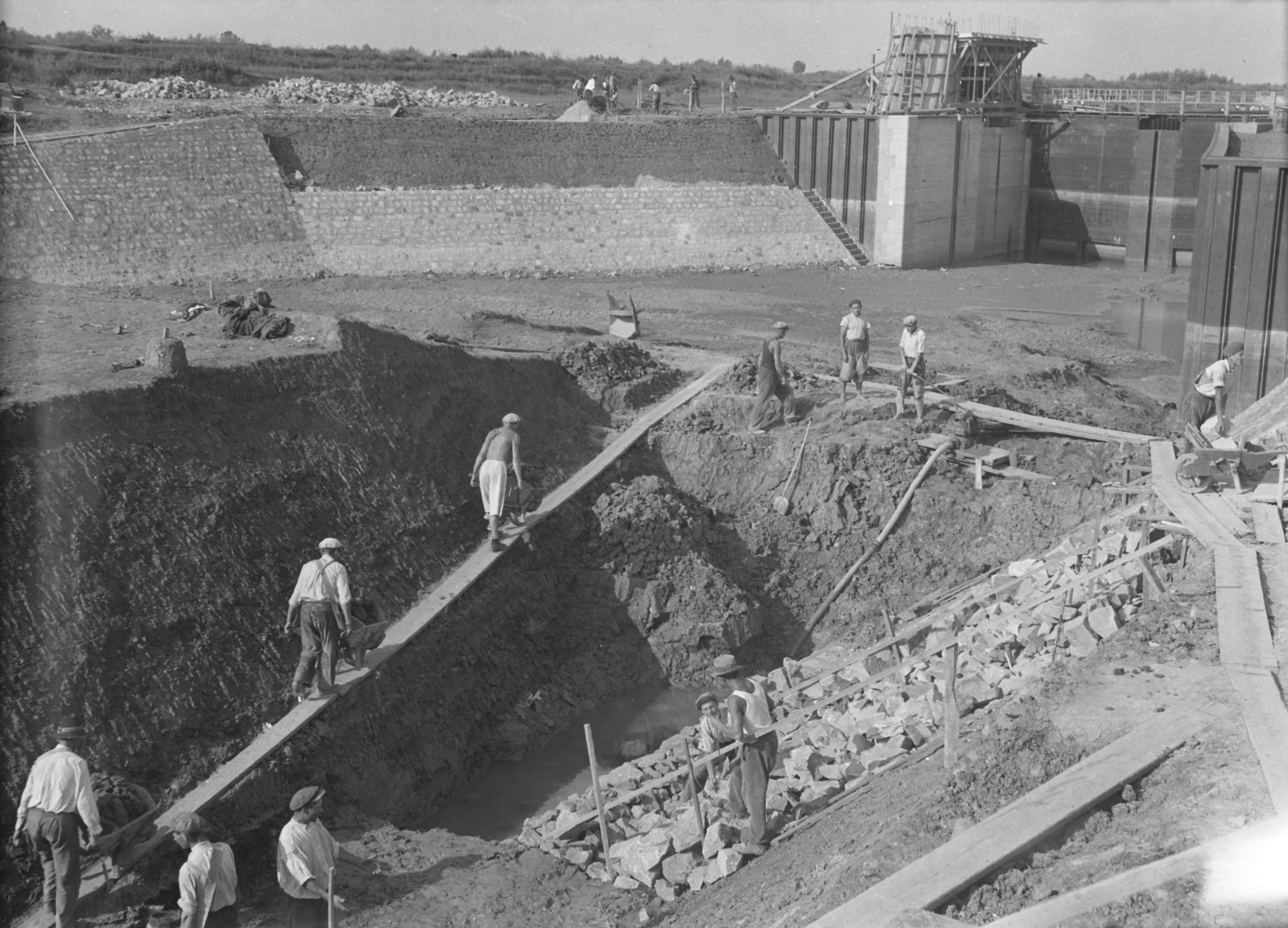 Földkiemelés az előcsatorna jobb partján kőrakat készítéshez, 1941. augusztus 29. (Magyar Környezetvédelmi és Vízügyi Múzeum - Duna Múzeum CC BY-NC-SA)