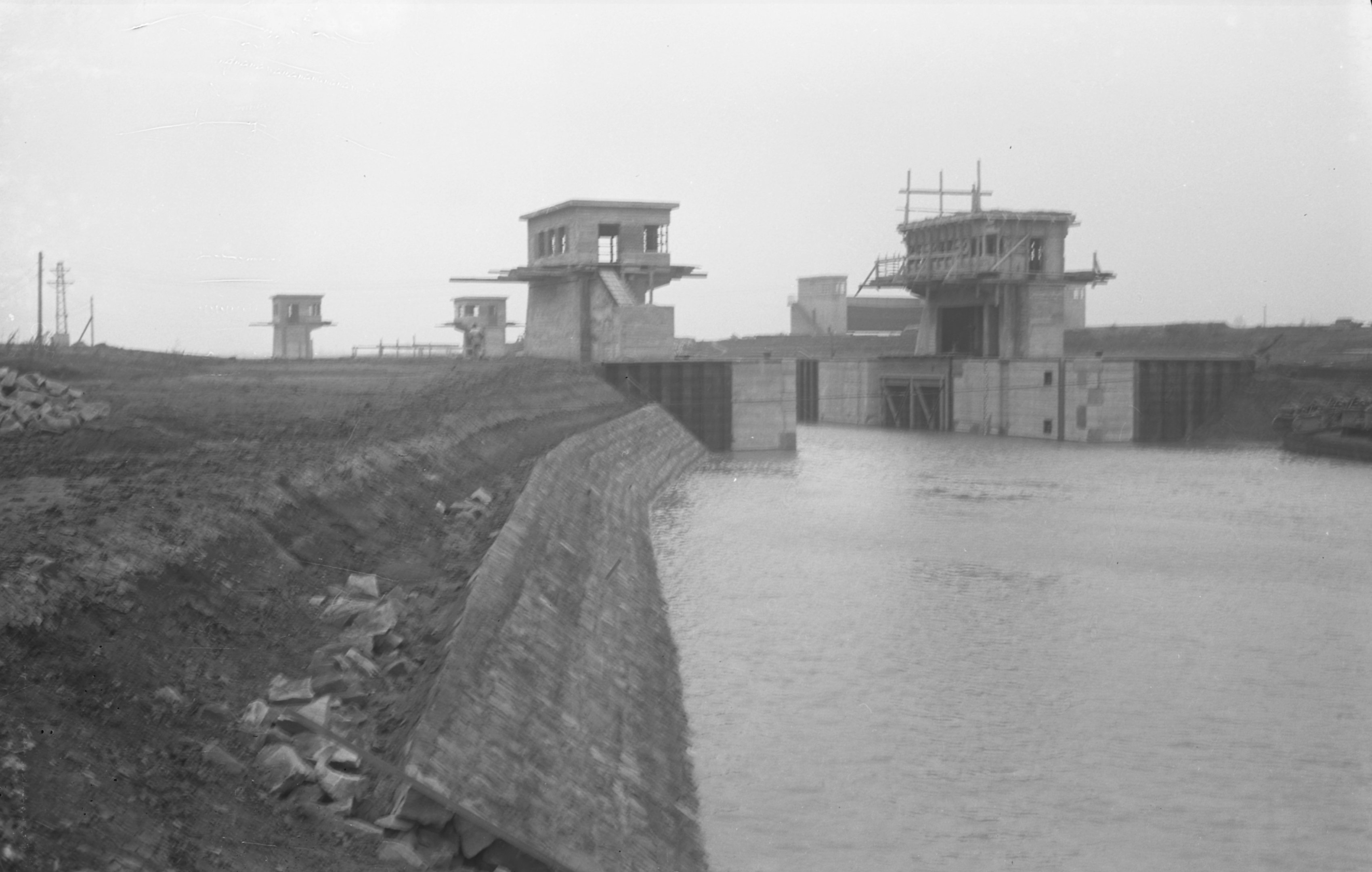 Alsó fő jobboldali partburkolása árvíz után, 1941. november 17. (Magyar Környezetvédelmi és Vízügyi Múzeum - Duna Múzeum CC BY-NC-SA)