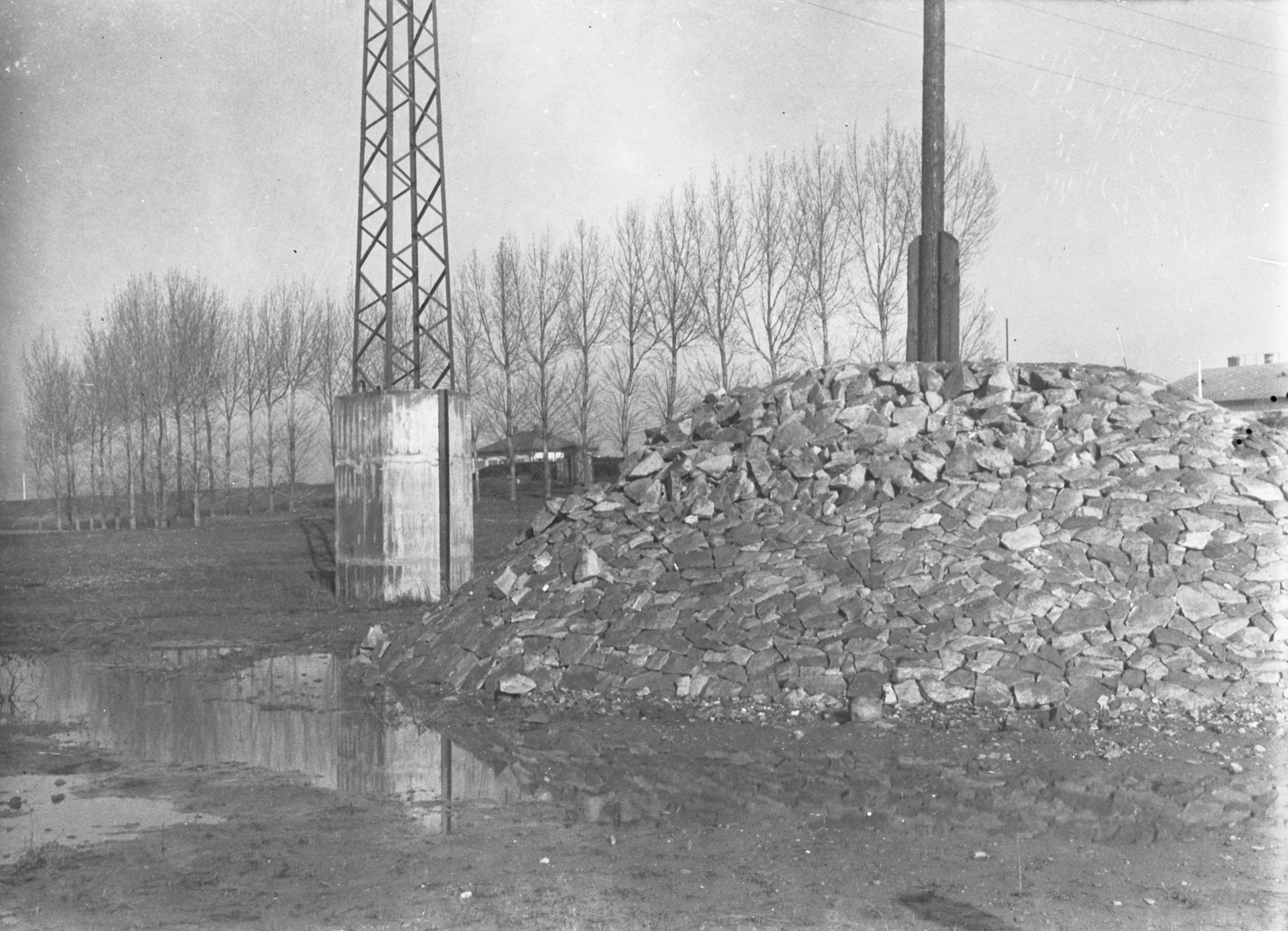 Jég által megrongált kőkúp, 1942. április 3. (Magyar Környezetvédelmi és Vízügyi Múzeum - Duna Múzeum CC BY-NC-SA)