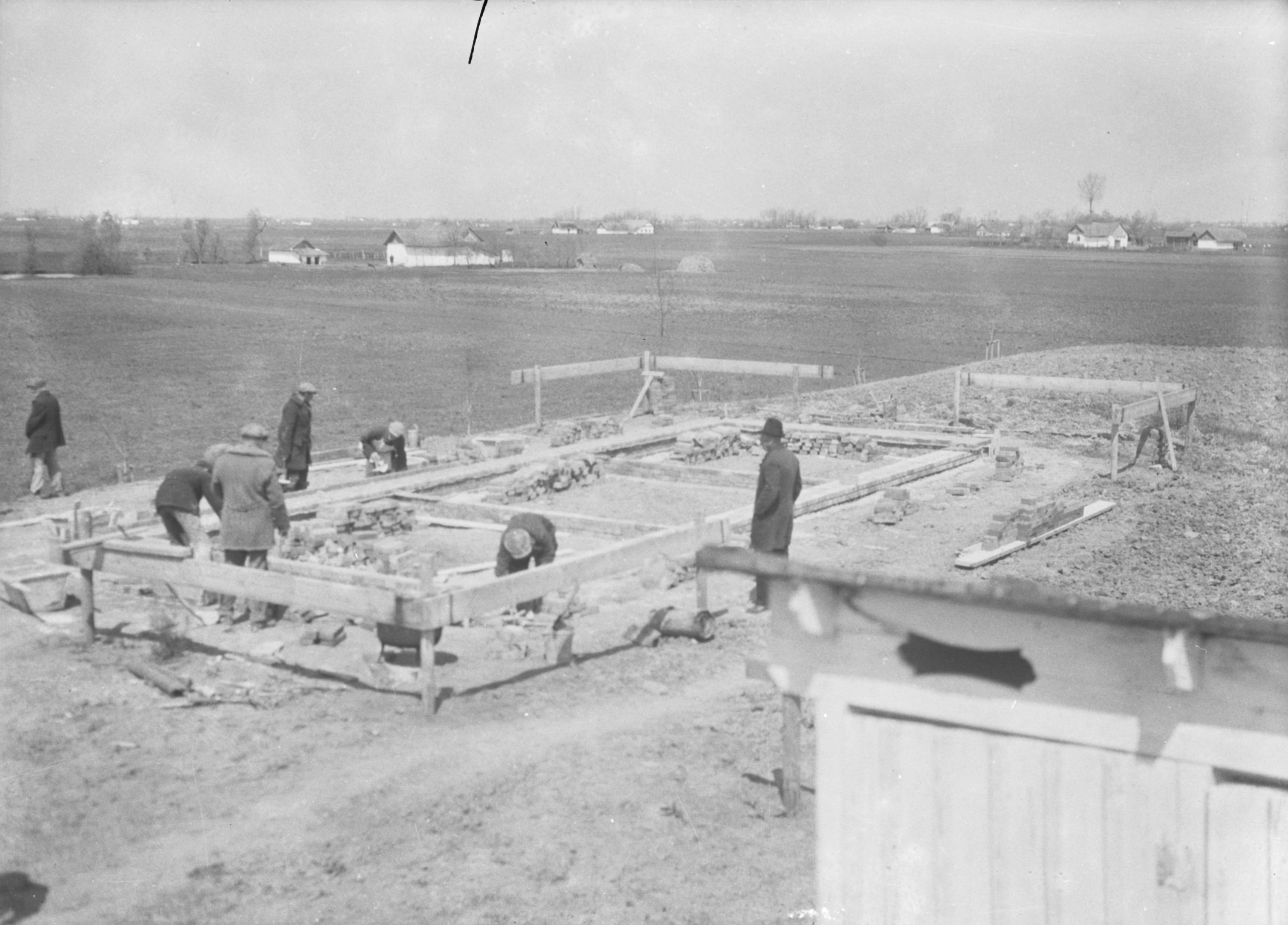 Istállóépület alapozási munkálatai, 1942. április (Magyar Környezetvédelmi és Vízügyi Múzeum - Duna Múzeum CC BY-NC-SA)