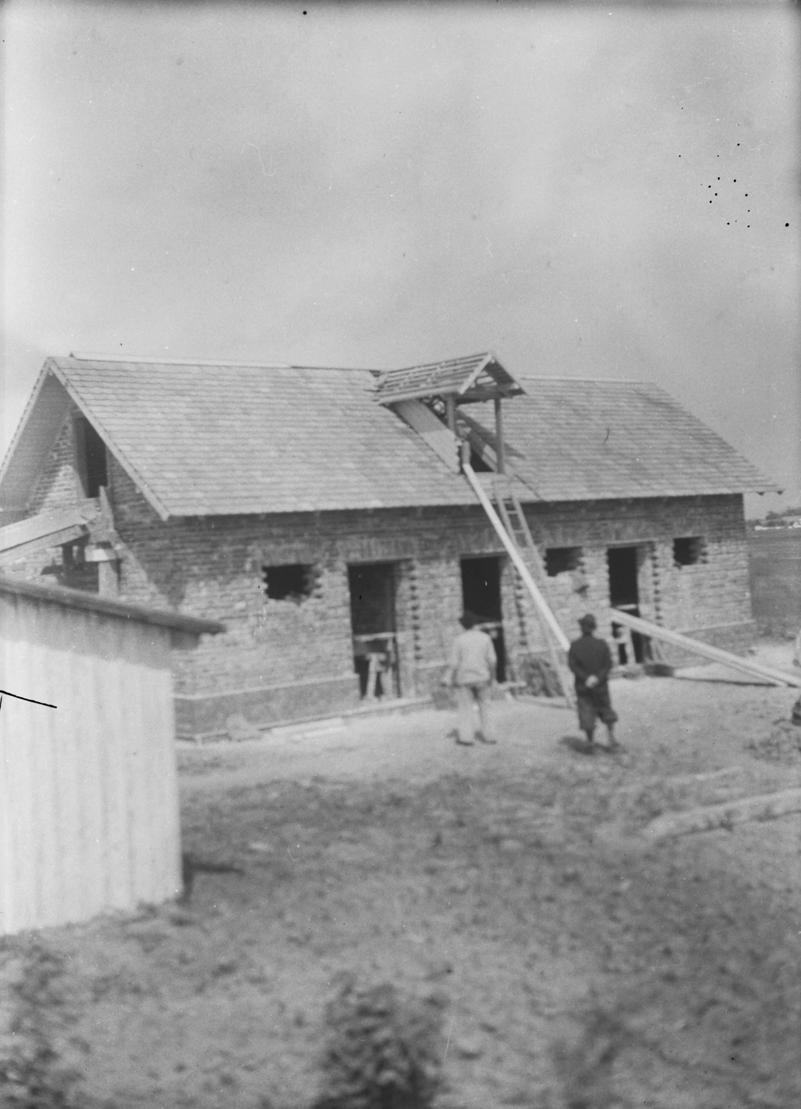 Kezelőtelep - Istállóépület cserépfedele készen, 1942. május 21. (Magyar Környezetvédelmi és Vízügyi Múzeum - Duna Múzeum CC BY-NC-SA)