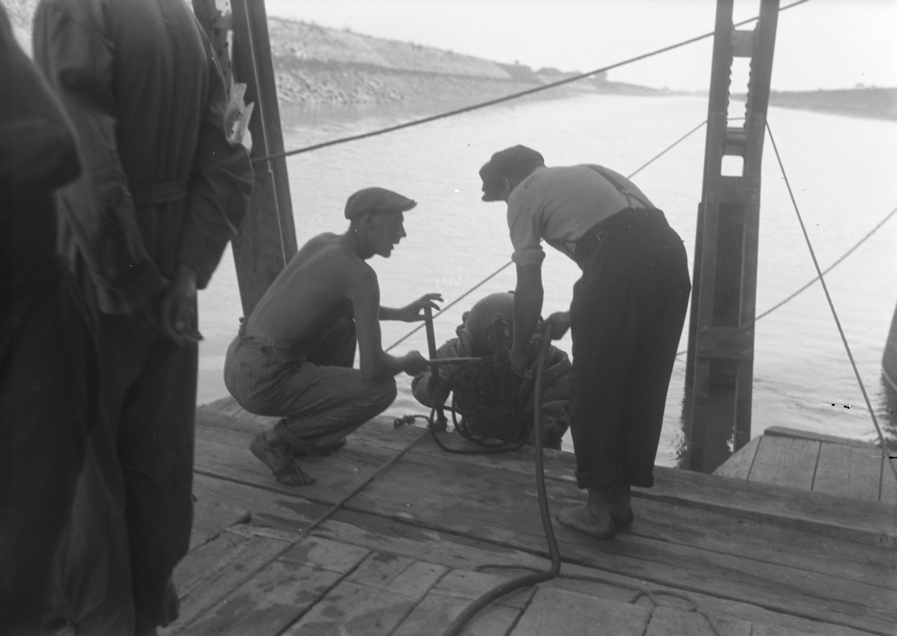 Megy le a búvár dolgozni, 1942. július 26. (Magyar Környezetvédelmi és Vízügyi Múzeum - Duna Múzeum CC BY-NC-SA)