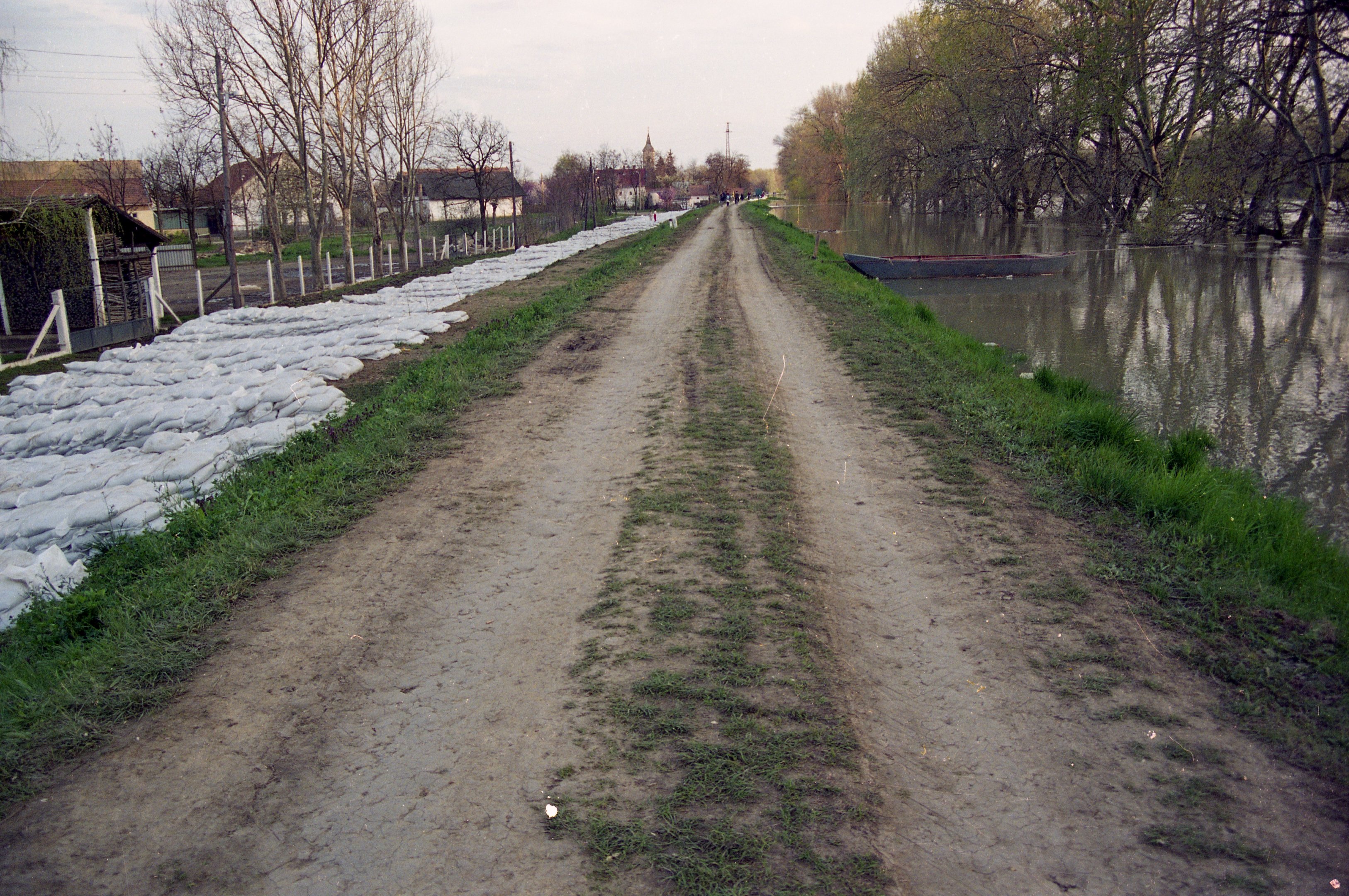 2000. évi árvíz a Tiszán - Tiszaroff (Magyar Környezetvédelmi és Vízügyi Múzeum - Duna Múzeum CC BY-NC-SA)