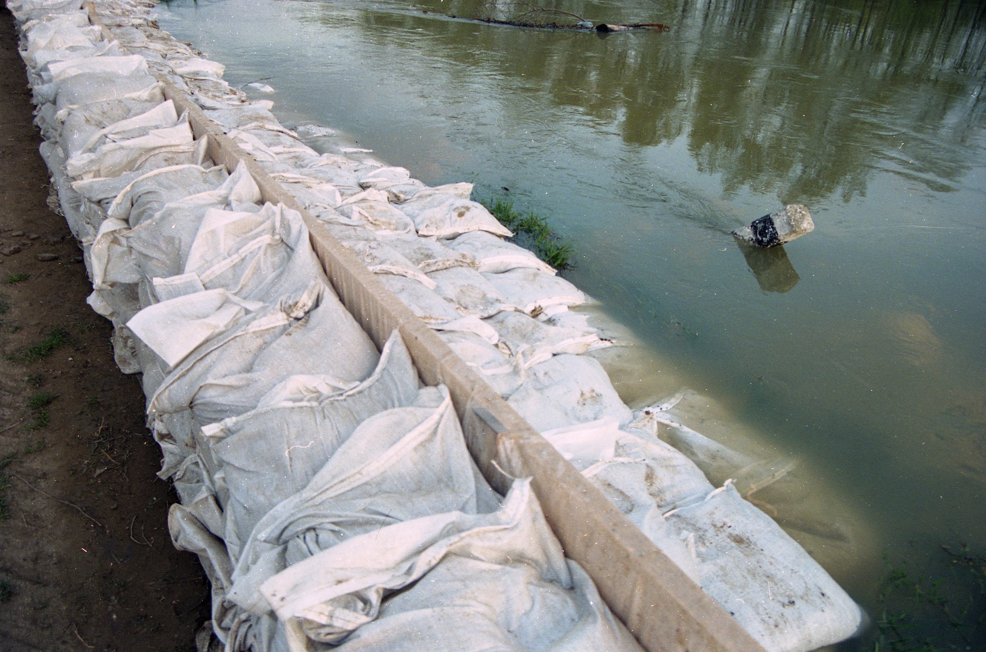 2000. évi árvíz a Tiszán - Tiszaroff (Magyar Környezetvédelmi és Vízügyi Múzeum - Duna Múzeum CC BY-NC-SA)