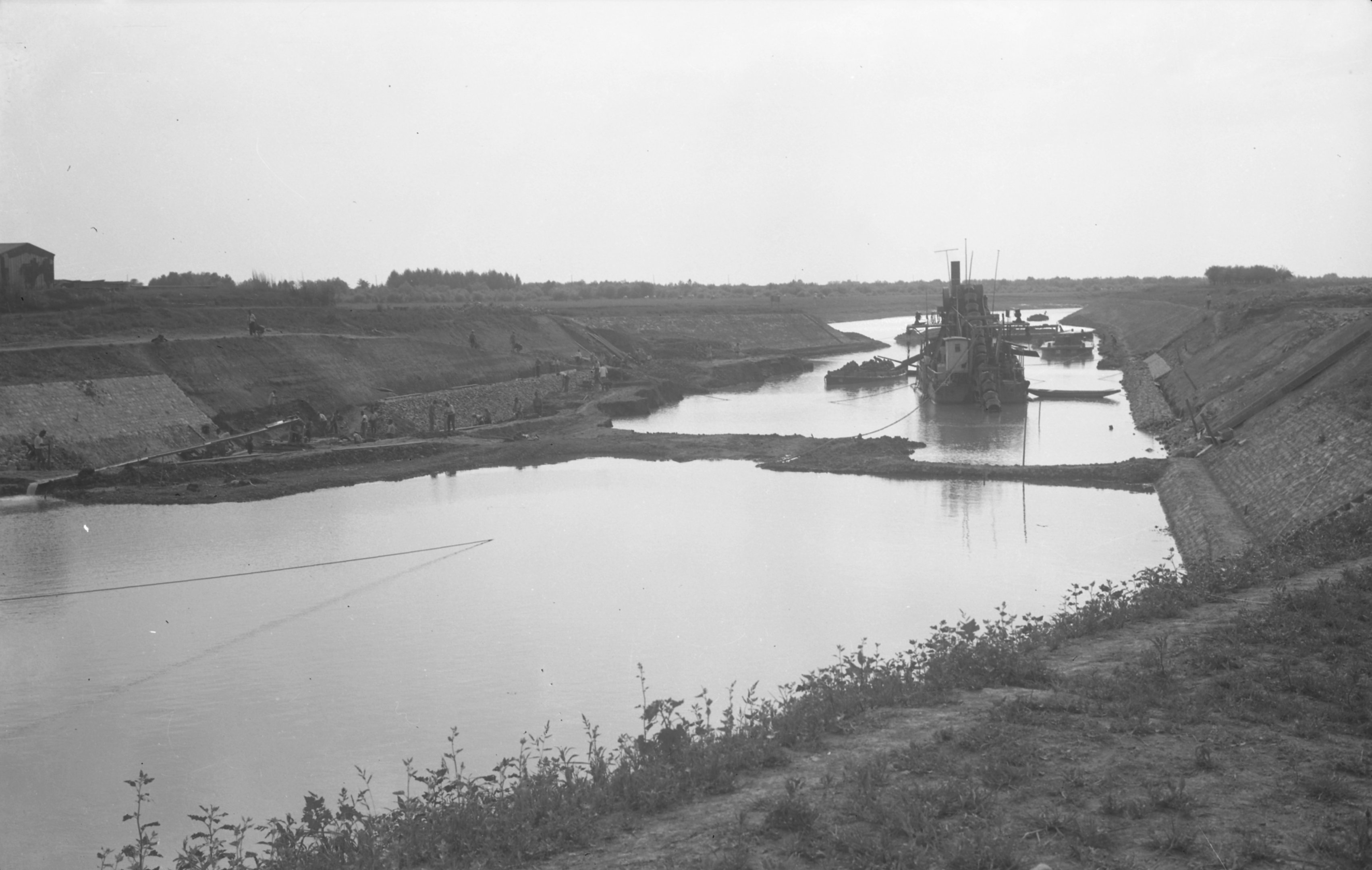 Hajózózsilip, utócsatorna - Dolgozik a kotró, 1942. augusztus 5. (Magyar Környezetvédelmi és Vízügyi Múzeum - Duna Múzeum CC BY-NC-SA)