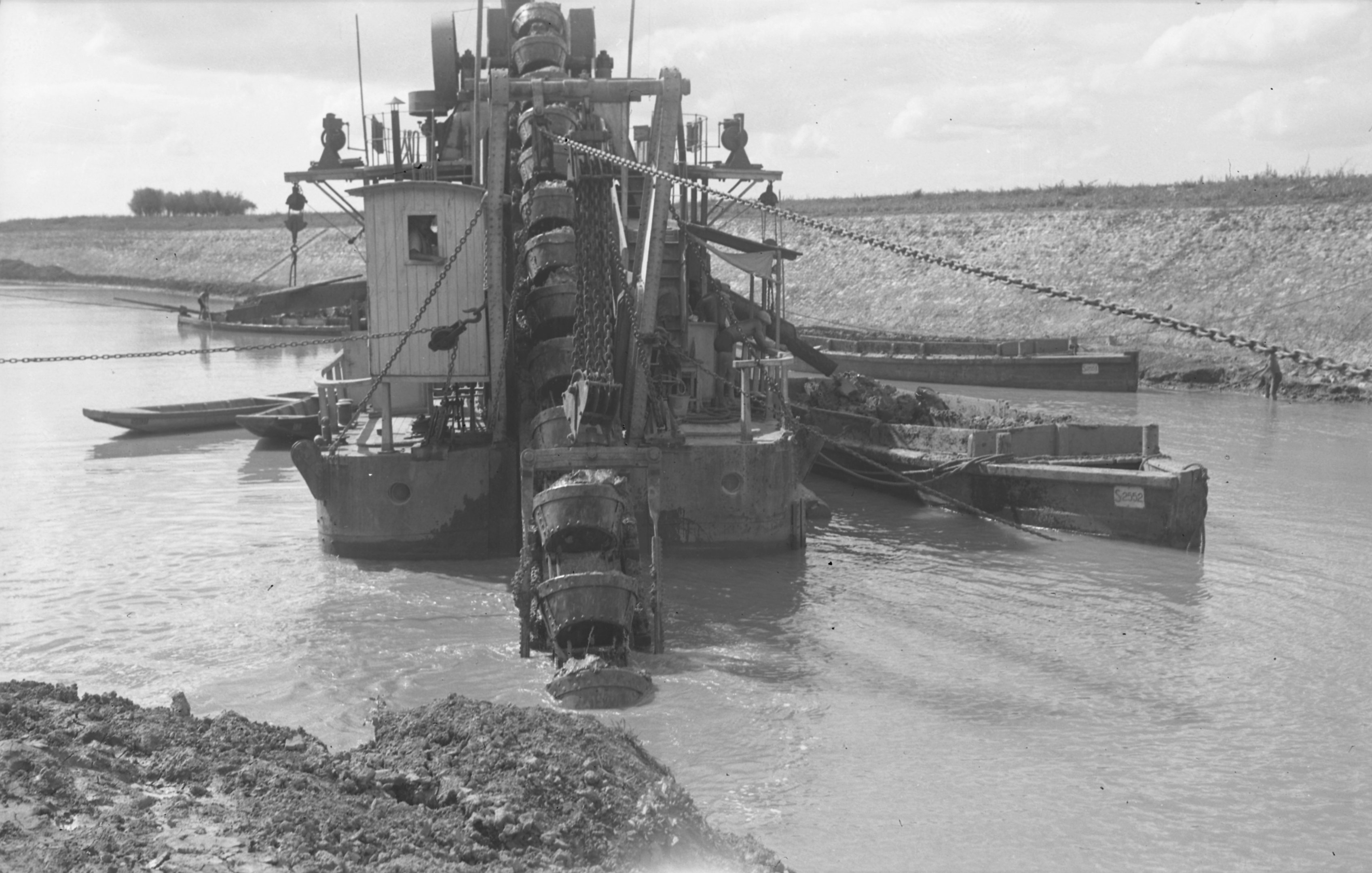 Hajózózsilip, utócsatorna - Dolgozik a kotró, 1942. augusztus 13. (Magyar Környezetvédelmi és Vízügyi Múzeum - Duna Múzeum CC BY-NC-SA)