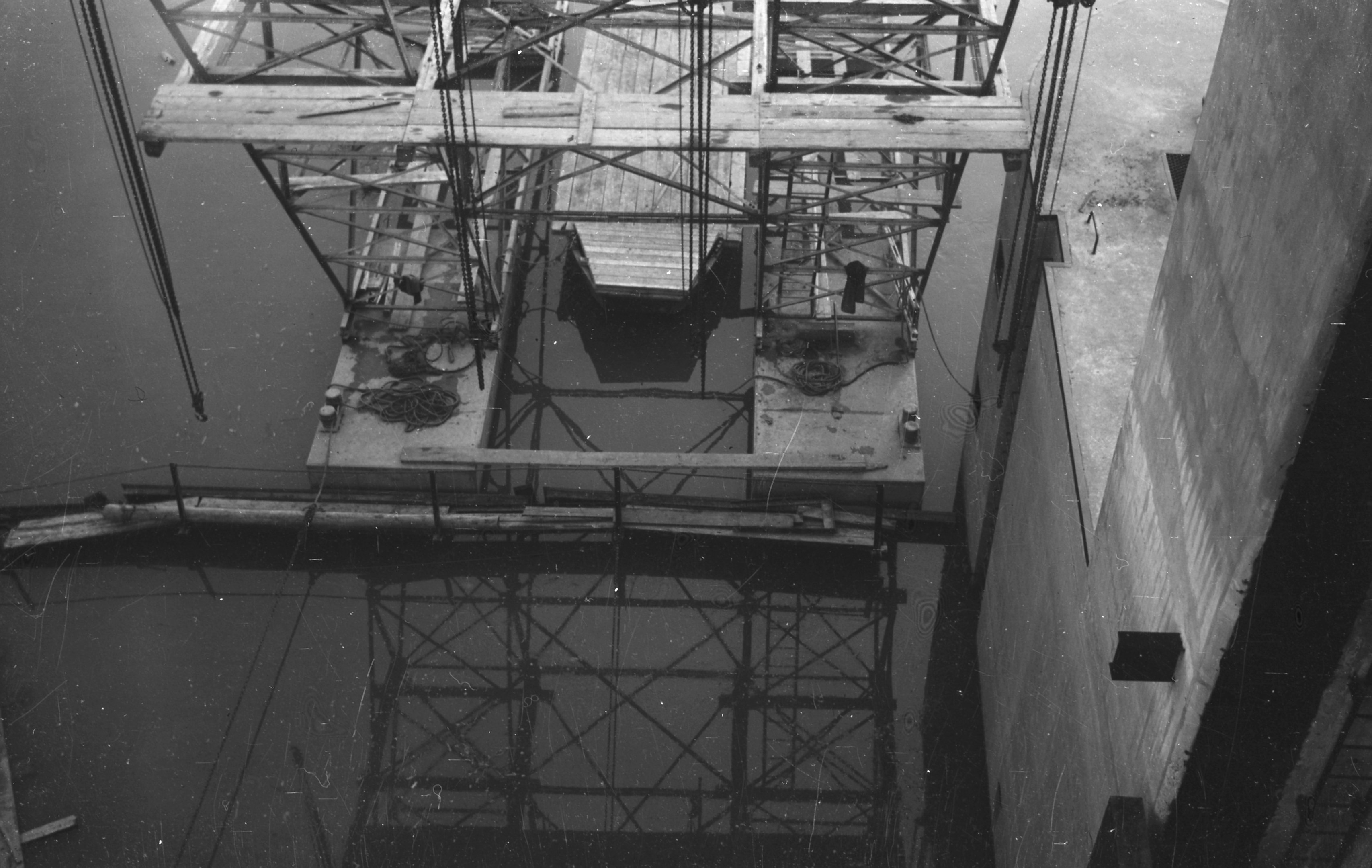 Duzzasztó ideiglenes elzáró szerkezet alsó rész kibukása felülről, 1942. szeptember 4. (Magyar Környezetvédelmi és Vízügyi Múzeum - Duna Múzeum CC BY-NC-SA)