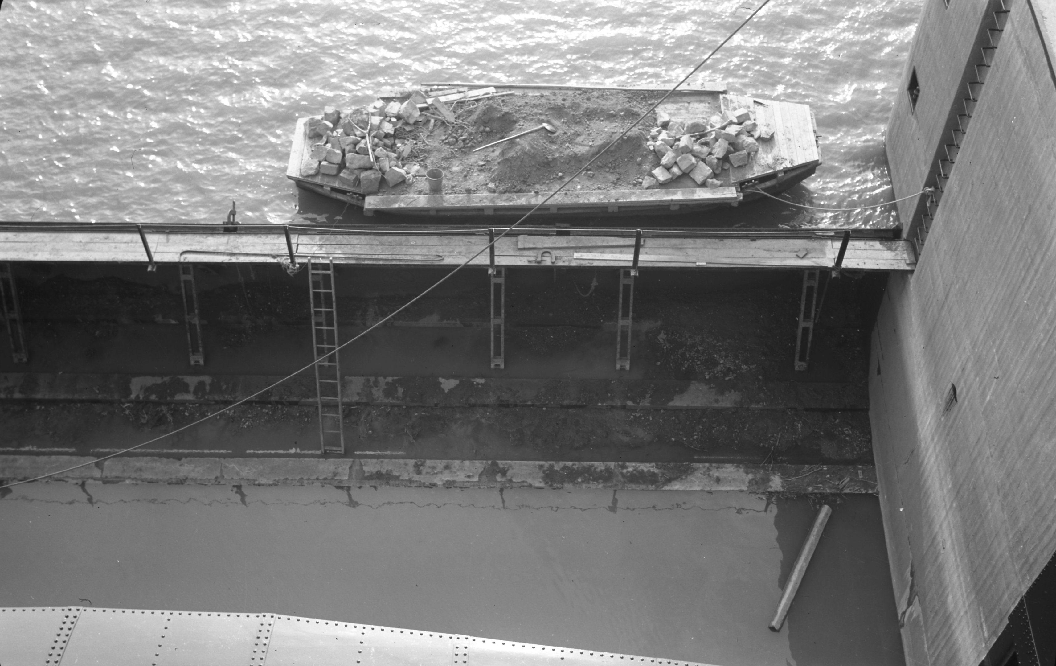 Duzzasztó ideiglenes elzáró - Alsó bal oldali nyílás, tömítés, 1942. szeptember 17. (Magyar Környezetvédelmi és Vízügyi Múzeum - Duna Múzeum CC BY-NC-SA)
