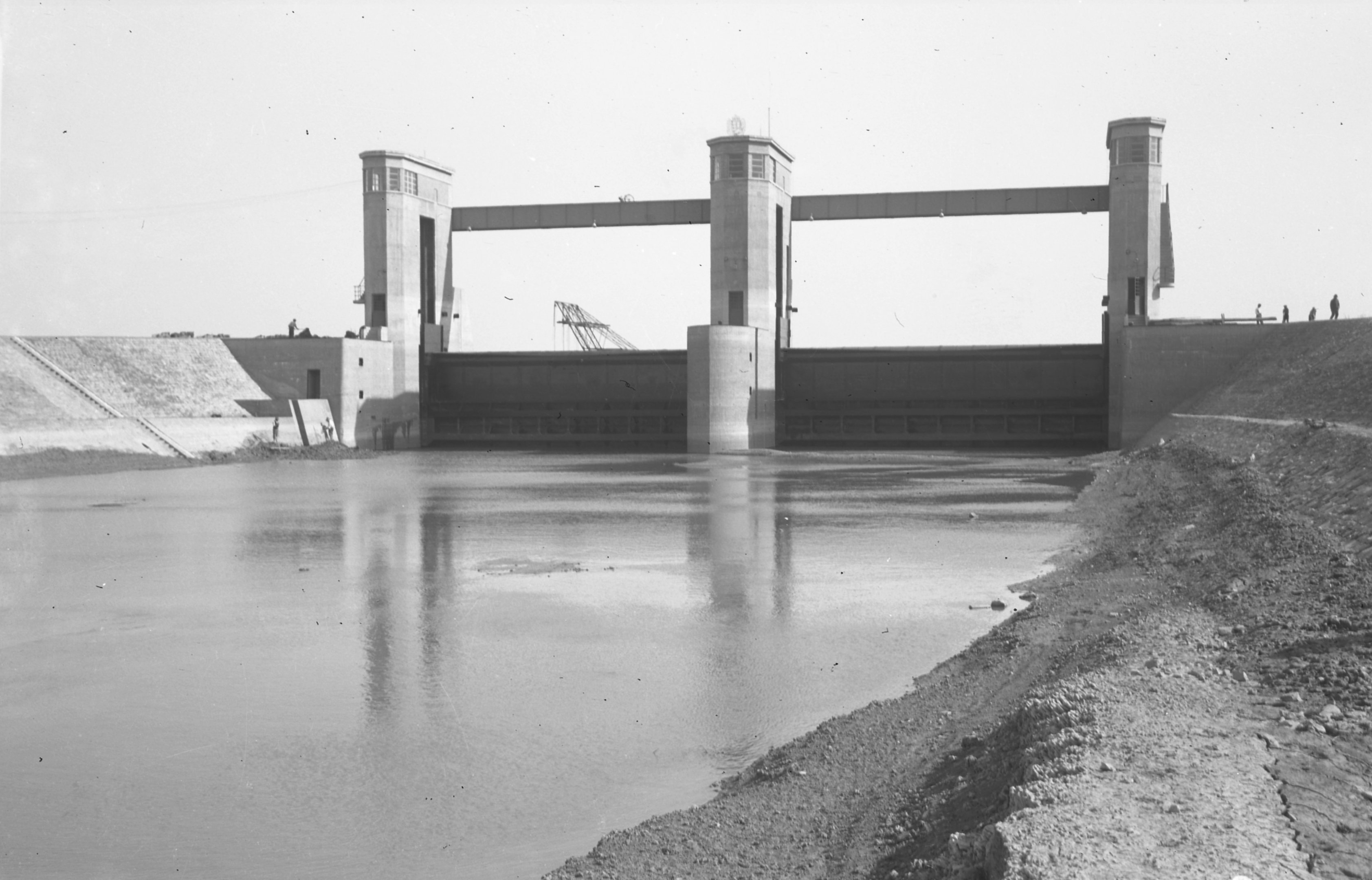 Duzzasztott víz távlati képe az alsó oldalról, 1942. szeptember 28. (Magyar Környezetvédelmi és Vízügyi Múzeum - Duna Múzeum CC BY-NC-SA)