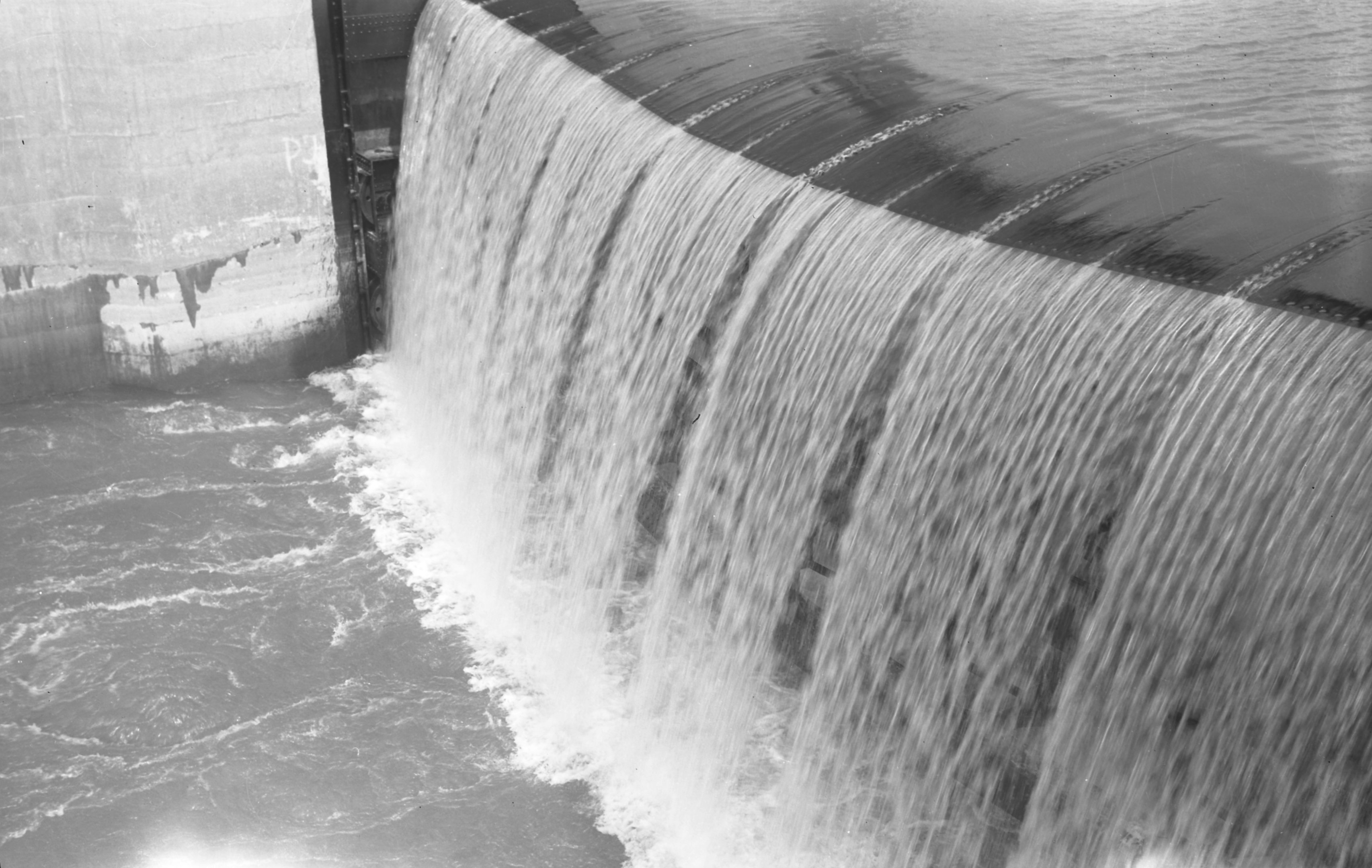 Duzzasztónál víz átbukása, 1942. szeptember 28. (Magyar Környezetvédelmi és Vízügyi Múzeum - Duna Múzeum CC BY-NC-SA)