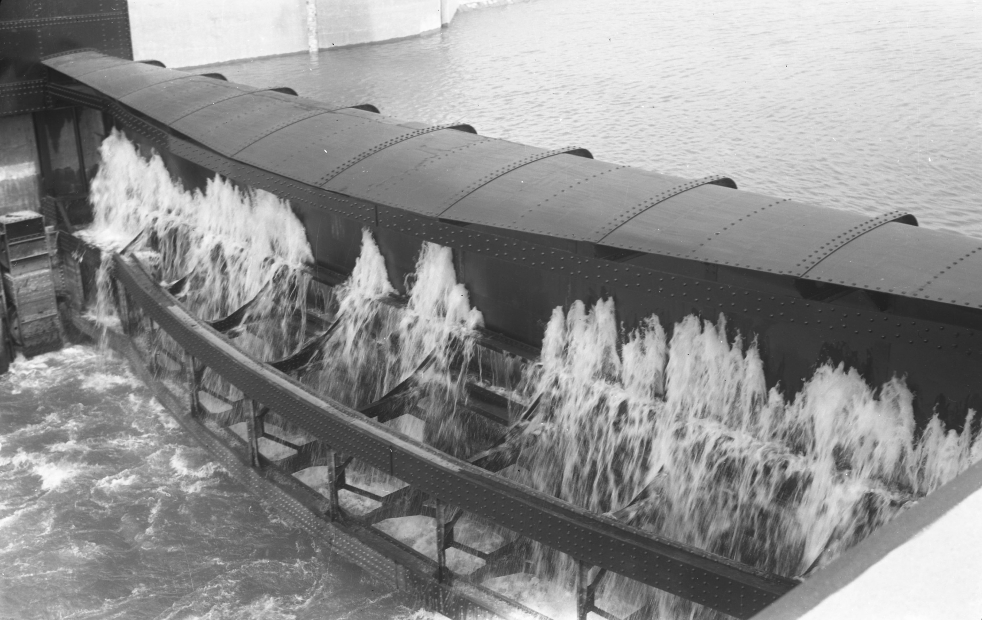 Duzzasztónál víz átbukása a felső tábla felhúzása közben, 1942. szeptember 28. (Magyar Környezetvédelmi és Vízügyi Múzeum - Duna Múzeum CC BY-NC-SA)