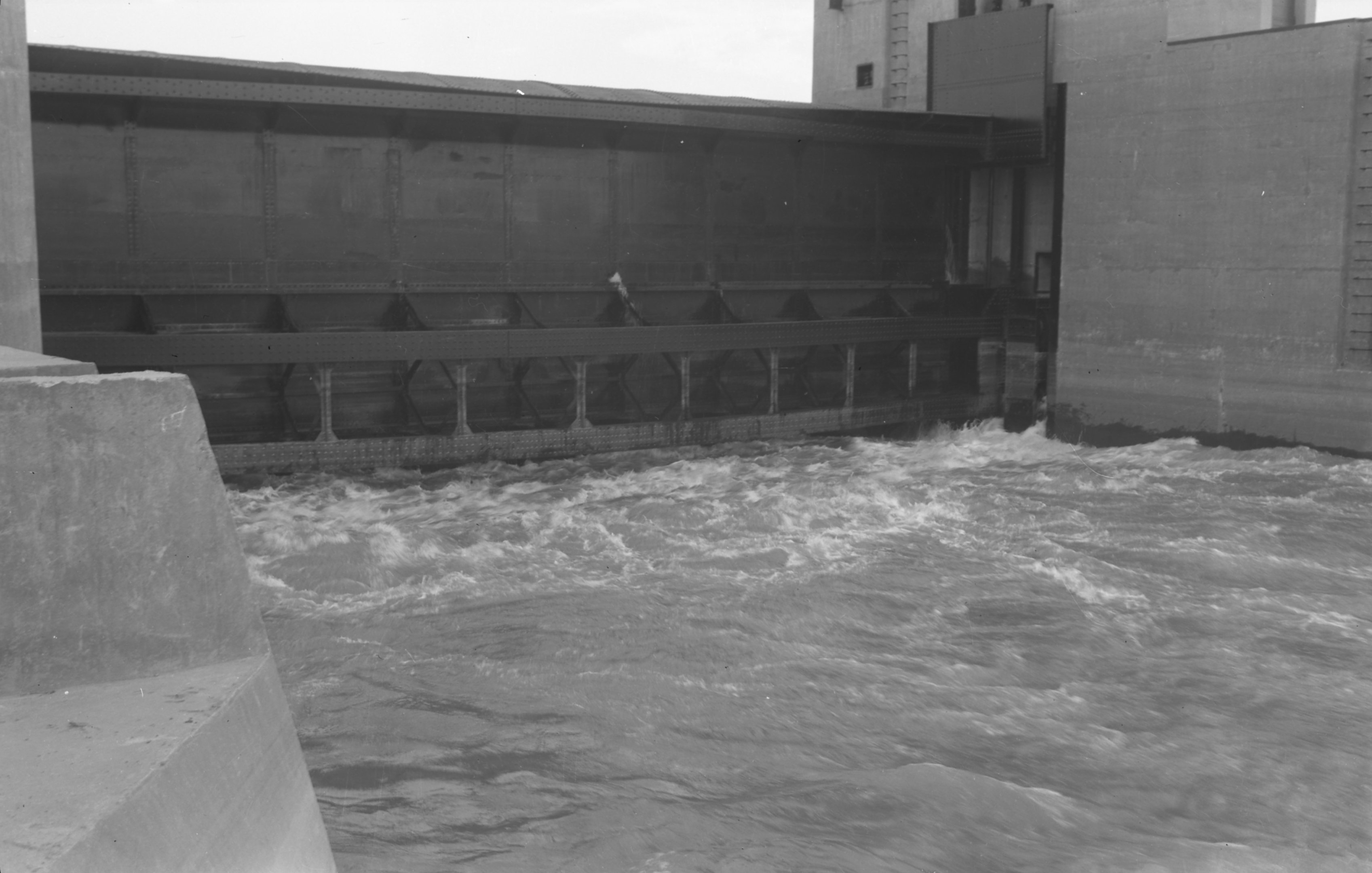 Duzzasztónál víz átbukása - A felső tábla normális állásban, 1942. szeptember 28. (Magyar Környezetvédelmi és Vízügyi Múzeum - Duna Múzeum CC BY-NC-SA)