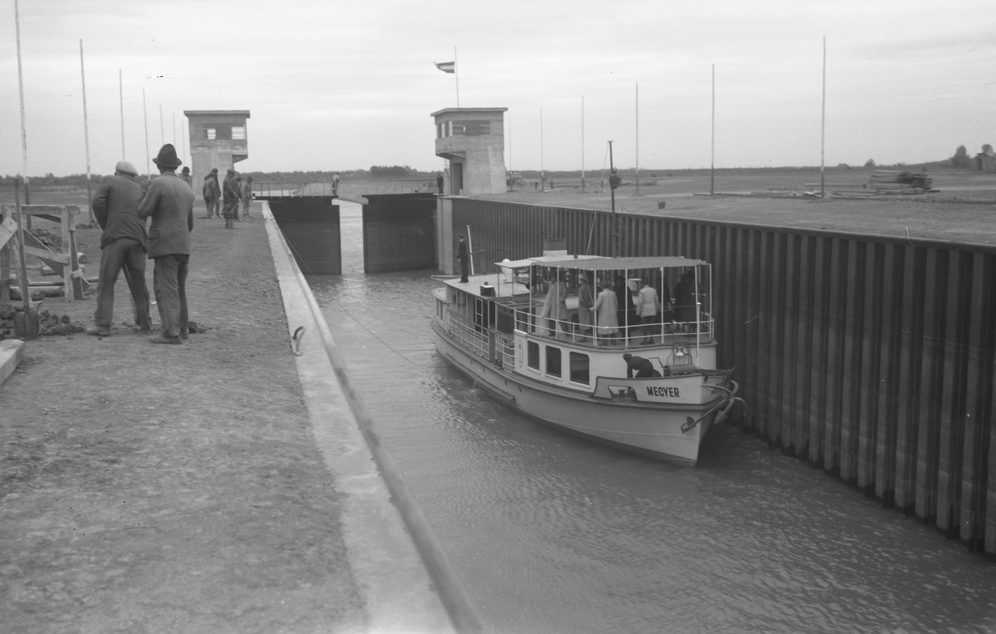 Kikötés a hajózózsilipnél, 1942. október 8. (Magyar Környezetvédelmi és Vízügyi Múzeum - Duna Múzeum CC BY-NC-SA)