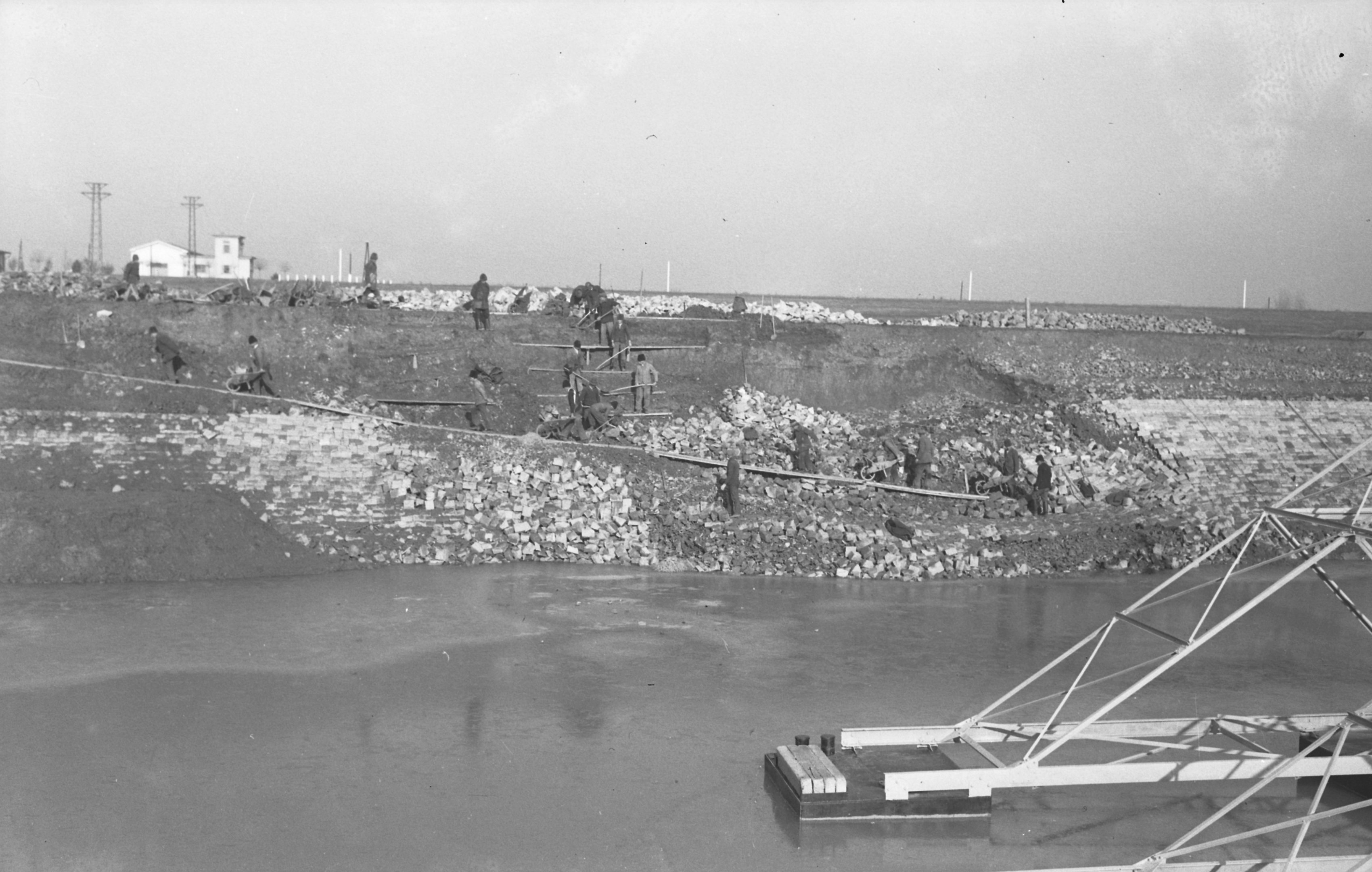 A felső fő jobbpartján megcsúszott kőburkolat, 1942. november 20. (Magyar Környezetvédelmi és Vízügyi Múzeum - Duna Múzeum CC BY-NC-SA)