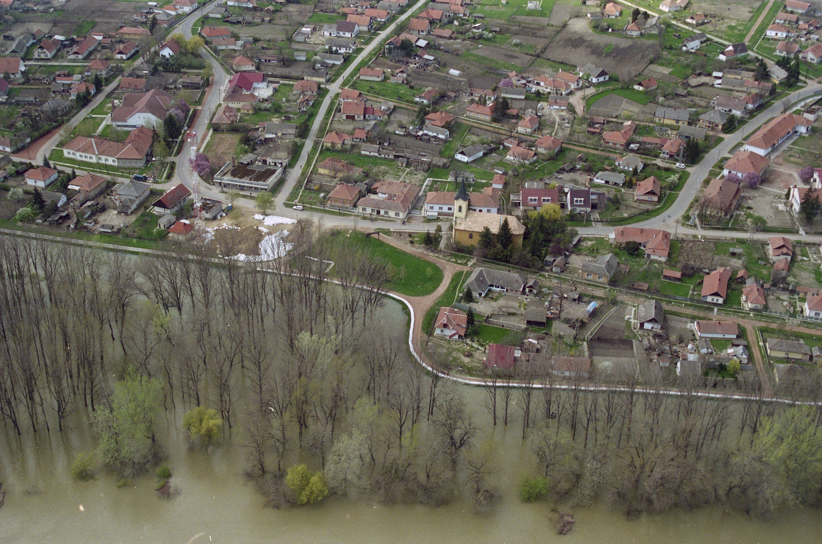 2000. évi árvíz a Tiszán - Kőtelek (Magyar Környezetvédelmi és Vízügyi Múzeum - Duna Múzeum CC BY-NC-SA)