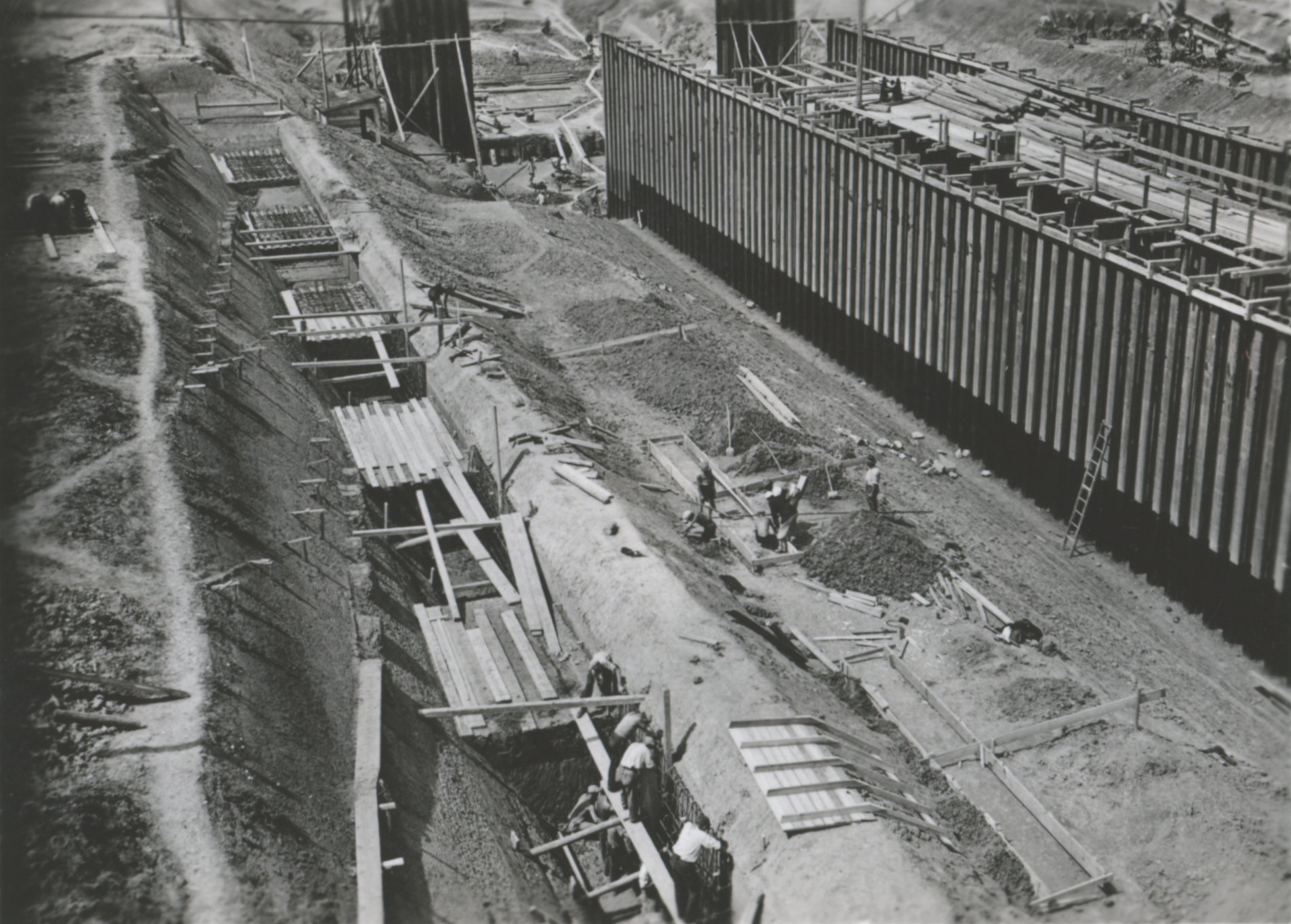 Baloldali kihorgonyzó lapok betonozása - Földszintöltés, 1939. augusztus 31. (Magyar Környezetvédelmi és Vízügyi Múzeum - Duna Múzeum CC BY-NC-SA)