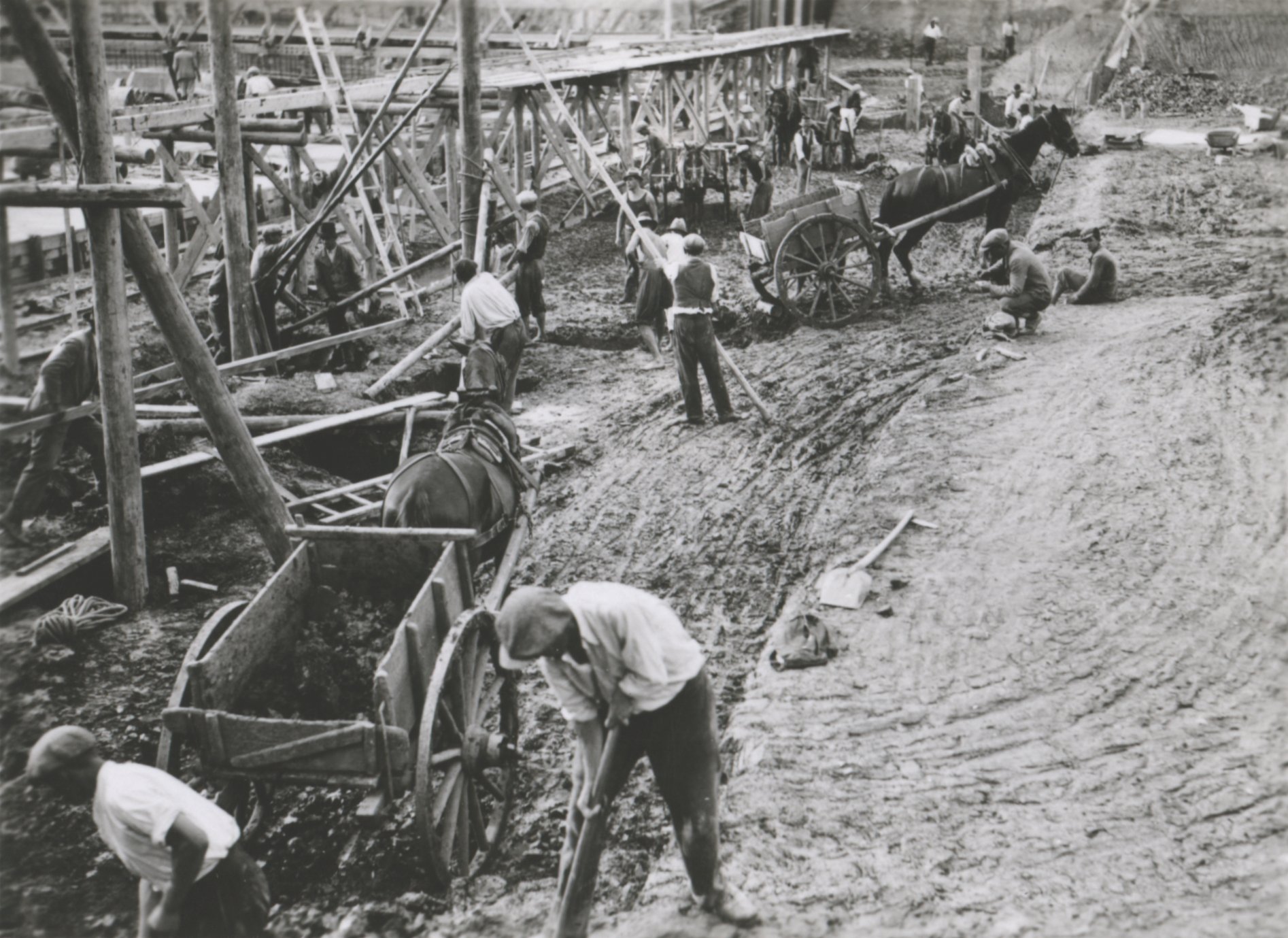 Földmunka az utófenéken, 1938. augusztus (Magyar Környezetvédelmi és Vízügyi Múzeum - Duna Múzeum CC BY-NC-SA)