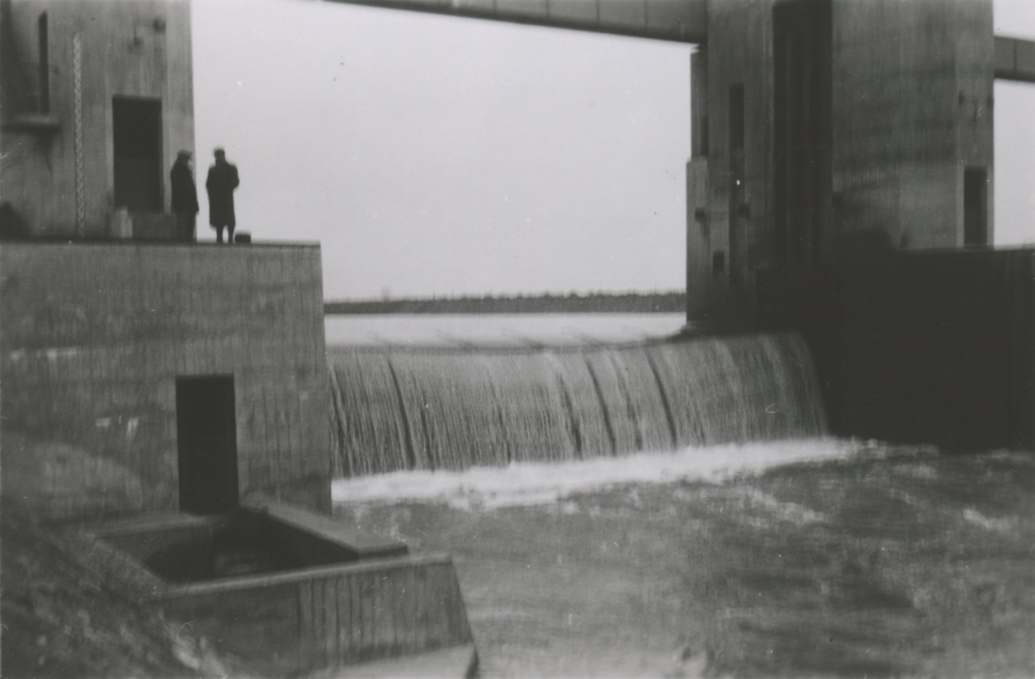 A duzzasztó jobb oldali nyílása az alsó víz jobb partjáról nézve, 1942. december 17. (Magyar Környezetvédelmi és Vízügyi Múzeum - Duna Múzeum CC BY-NC-SA)