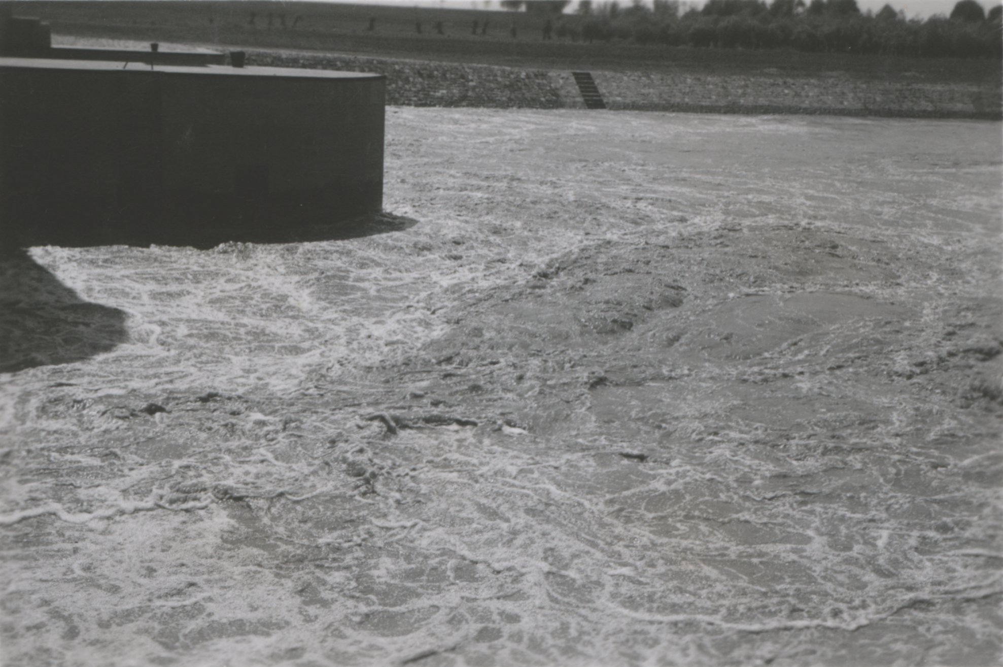 Duzzasztó jobb oldali vízmozgása - Felső táblák nyitva, 1943. május 12. (Magyar Környezetvédelmi és Vízügyi Múzeum - Duna Múzeum CC BY-NC-SA)