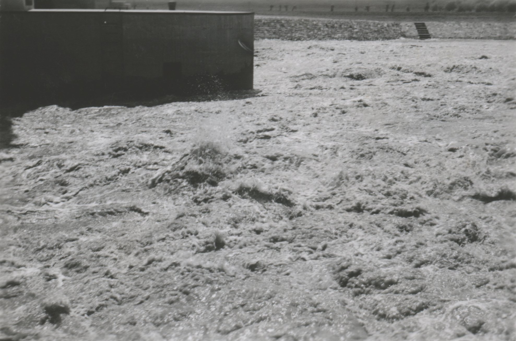 Duzzasztó jobb oldali vízmozgása - Alsó táblák nyitva, 1943. május 12. (Magyar Környezetvédelmi és Vízügyi Múzeum - Duna Múzeum CC BY-NC-SA)