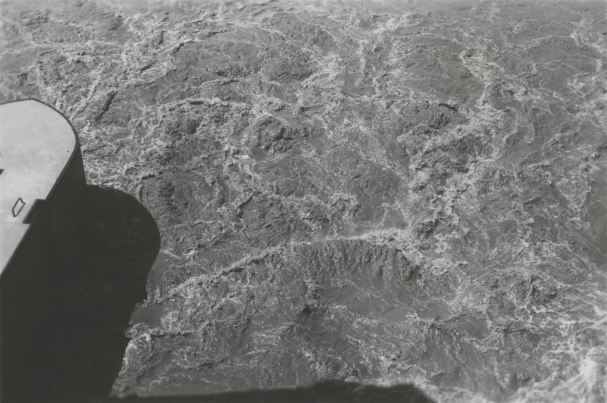 Duzzasztó jobb oldali vízmozgása a hídról nézve, 1943. május 12. (Magyar Környezetvédelmi és Vízügyi Múzeum - Duna Múzeum CC BY-NC-SA)