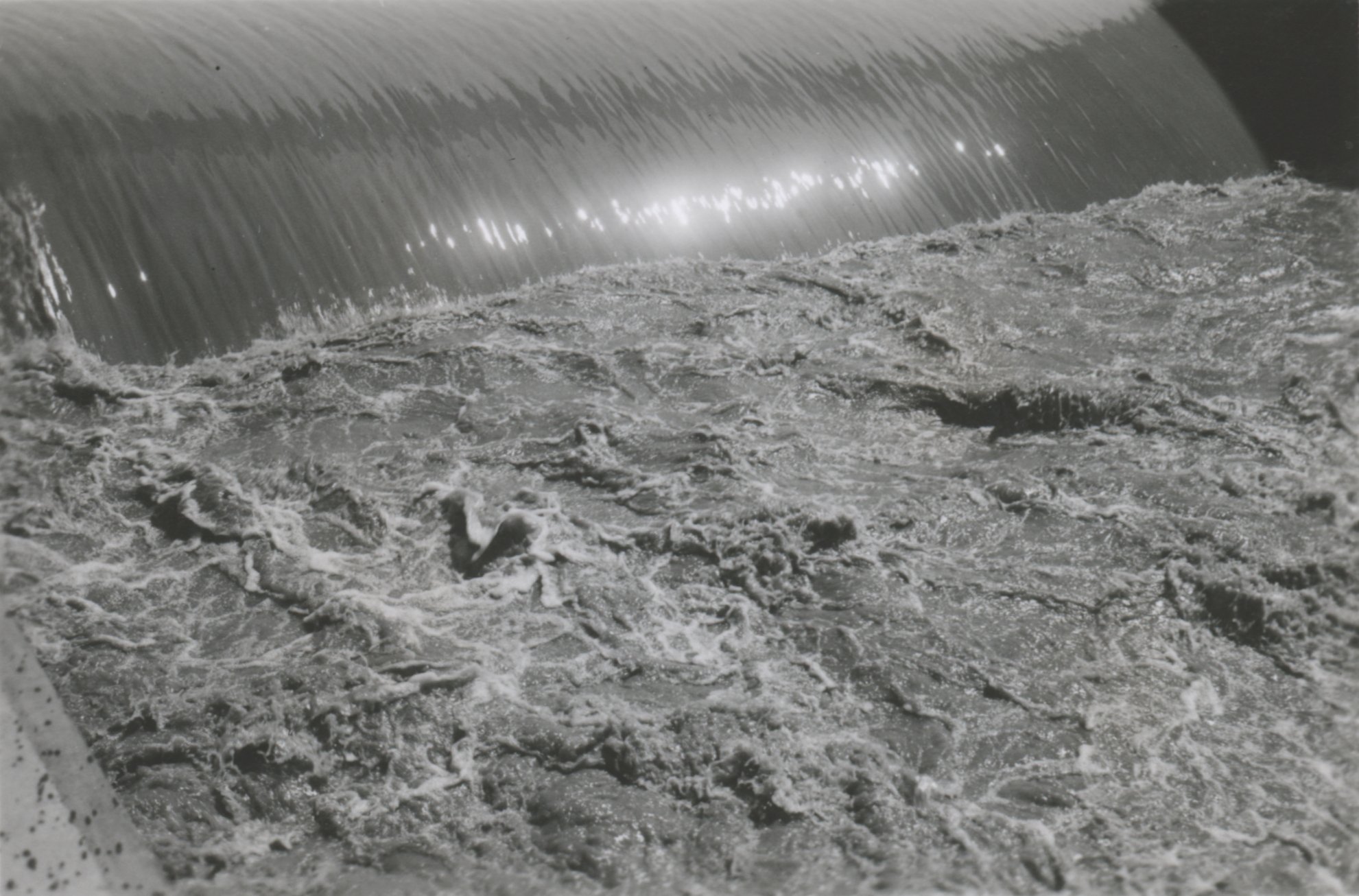 Duzzasztó jobb oldali vízmozgása alsó-felső vízbukásnál, 1943. május 12. (Magyar Környezetvédelmi és Vízügyi Múzeum - Duna Múzeum CC BY-NC-SA)