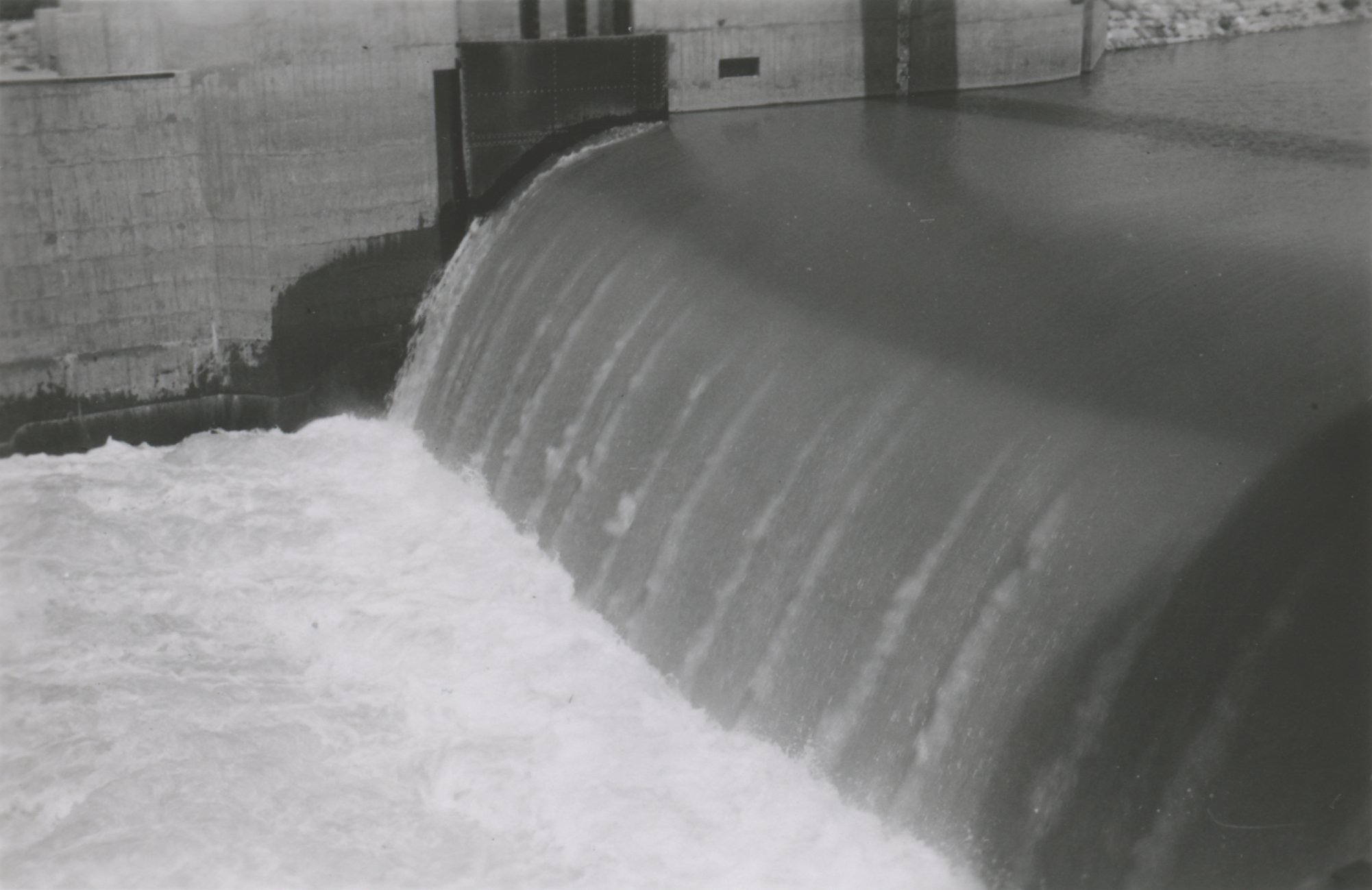 Víz átbukása a duzzasztó felső tábláján, 1943. június 10. (Magyar Környezetvédelmi és Vízügyi Múzeum - Duna Múzeum CC BY-NC-SA)