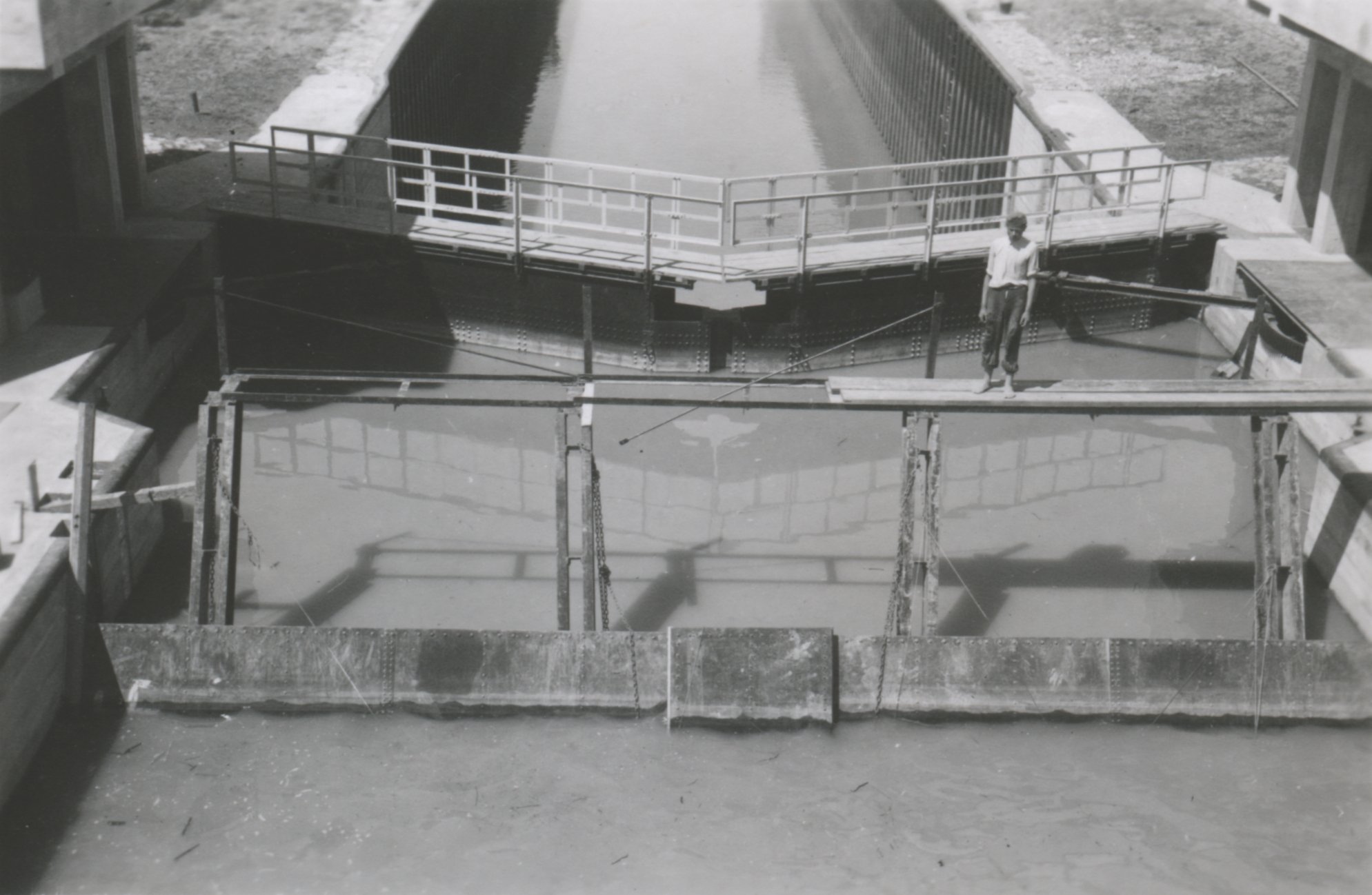 Ideiglenes elzárás a hajózózsilip felső főjénél az úszódaruról nézve, 1943. június 21. (Magyar Környezetvédelmi és Vízügyi Múzeum - Duna Múzeum CC BY-NC-SA)