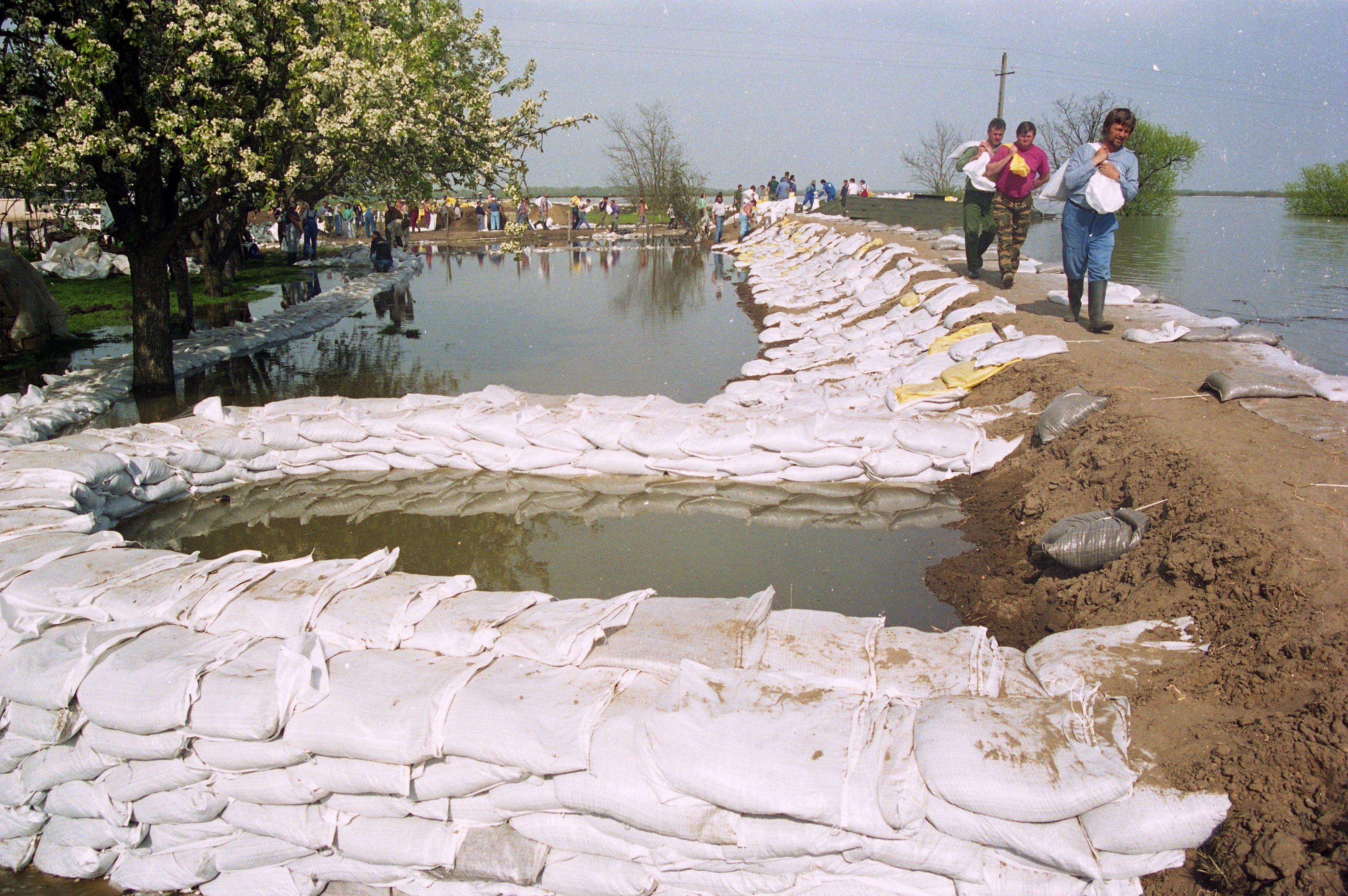 2000. évi árvíz a Tiszán - Tiszajenő (Magyar Környezetvédelmi és Vízügyi Múzeum - Duna Múzeum CC BY-NC-SA)