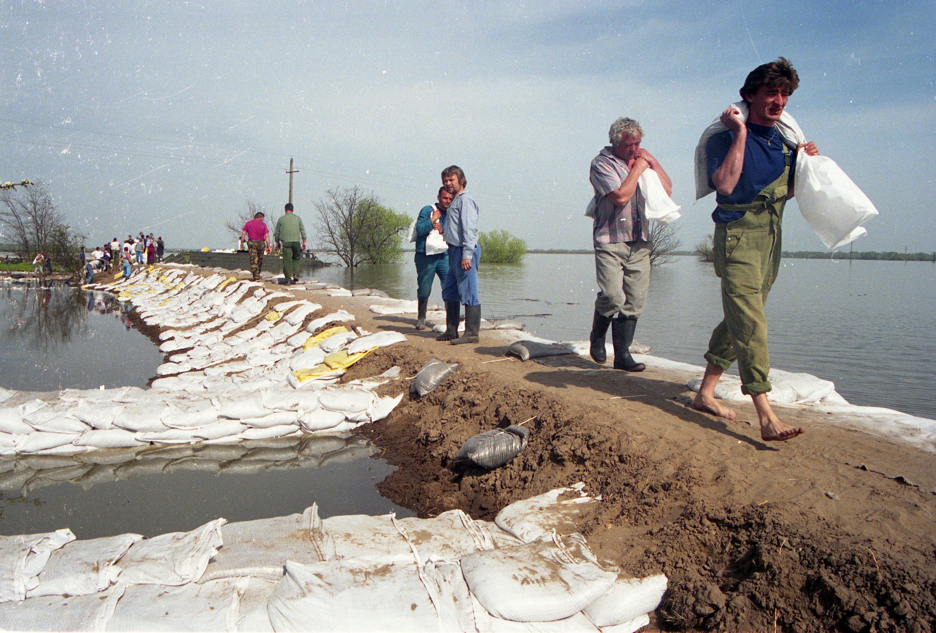 2000. évi árvíz a Tiszán - Tiszajenő (Magyar Környezetvédelmi és Vízügyi Múzeum - Duna Múzeum CC BY-NC-SA)