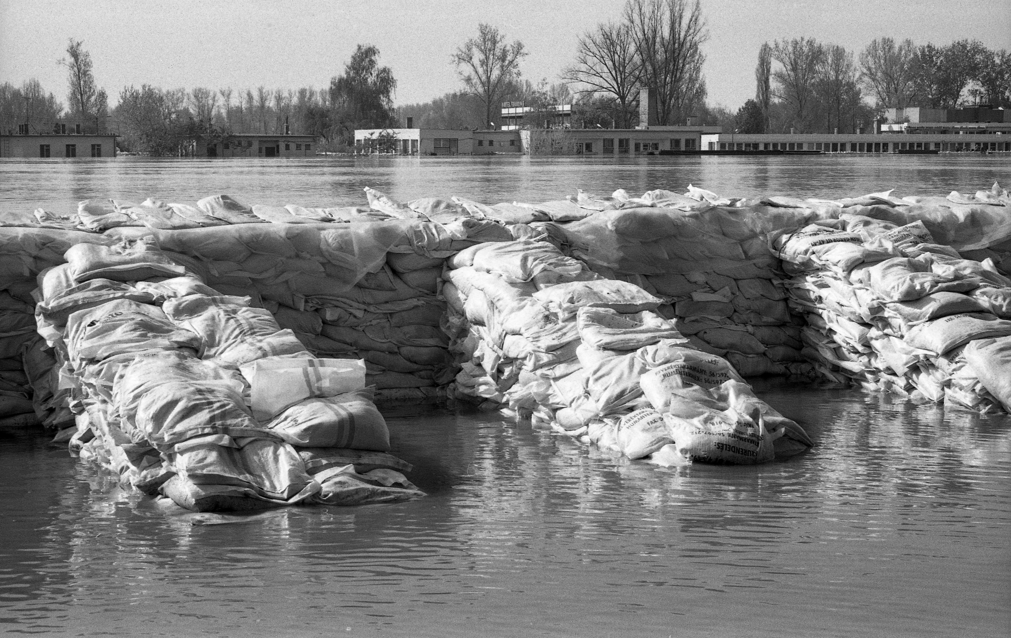 2000. évi árvíz a Tiszán - Szolnok (Magyar Környezetvédelmi és Vízügyi Múzeum - Duna Múzeum CC BY-NC-SA)