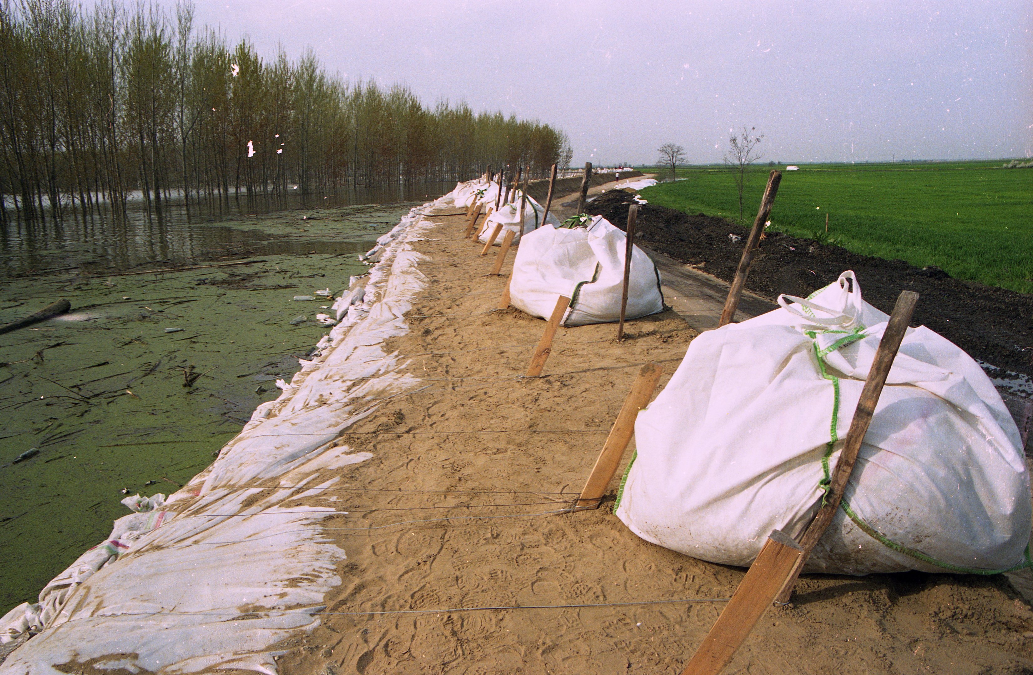 2000. évi árvíz a Tiszán - Tószeg (Magyar Környezetvédelmi és Vízügyi Múzeum - Duna Múzeum CC BY-NC-SA)