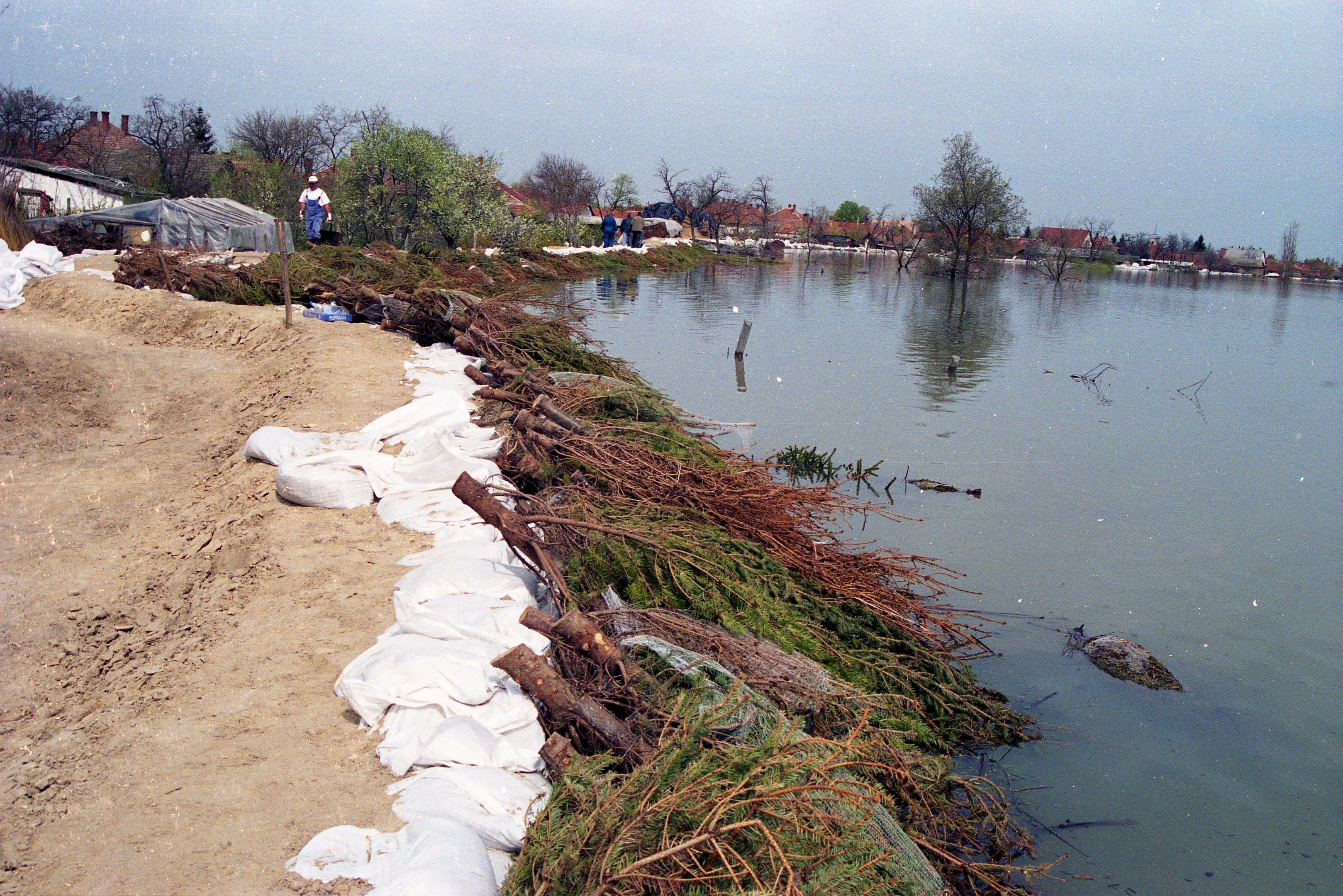 2000. évi árvíz a Tiszán - Tószeg (Magyar Környezetvédelmi és Vízügyi Múzeum - Duna Múzeum CC BY-NC-SA)