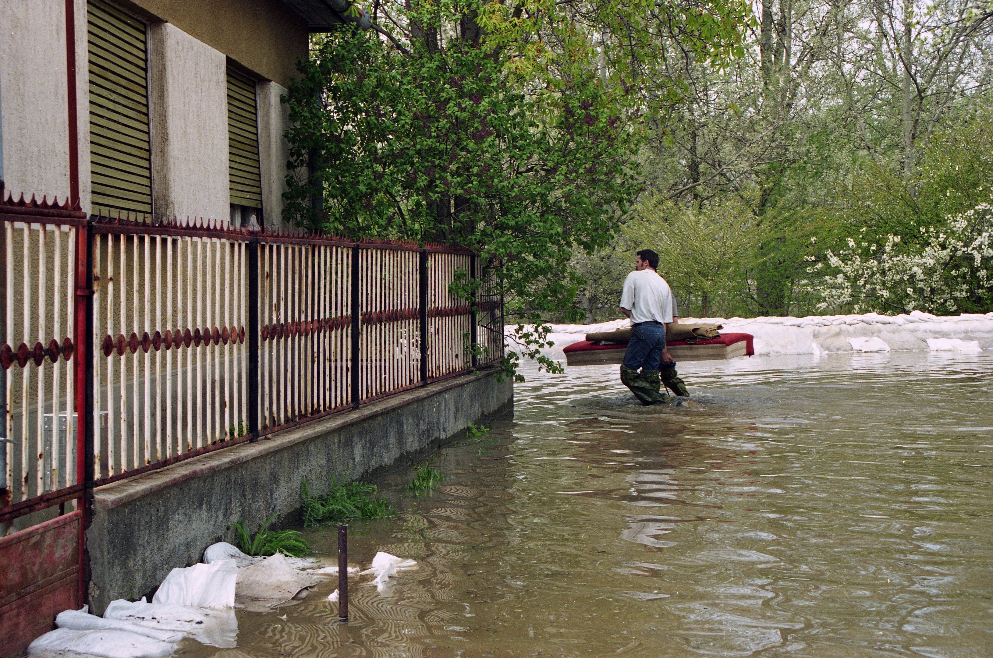 2000. évi árvíz a Tiszán - Vezseny (Magyar Környezetvédelmi és Vízügyi Múzeum - Duna Múzeum CC BY-NC-SA)