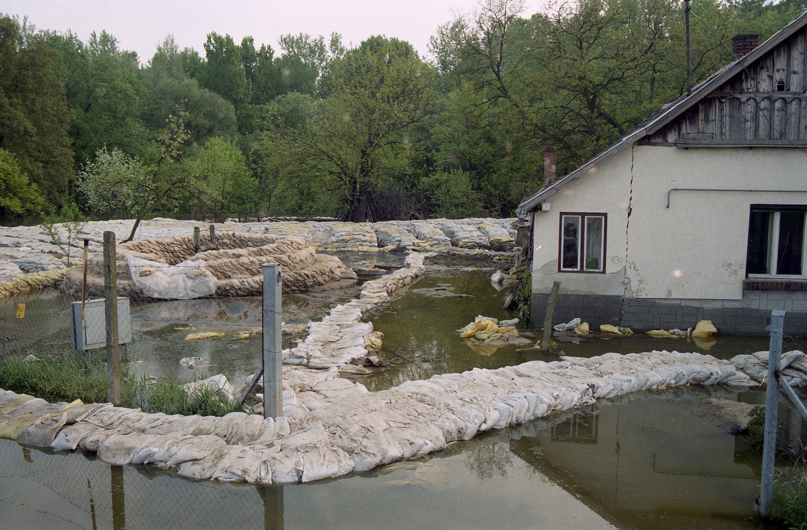 2000. évi árvíz a Tiszán - Tiszasas (Magyar Környezetvédelmi és Vízügyi Múzeum - Duna Múzeum CC BY-NC-SA)