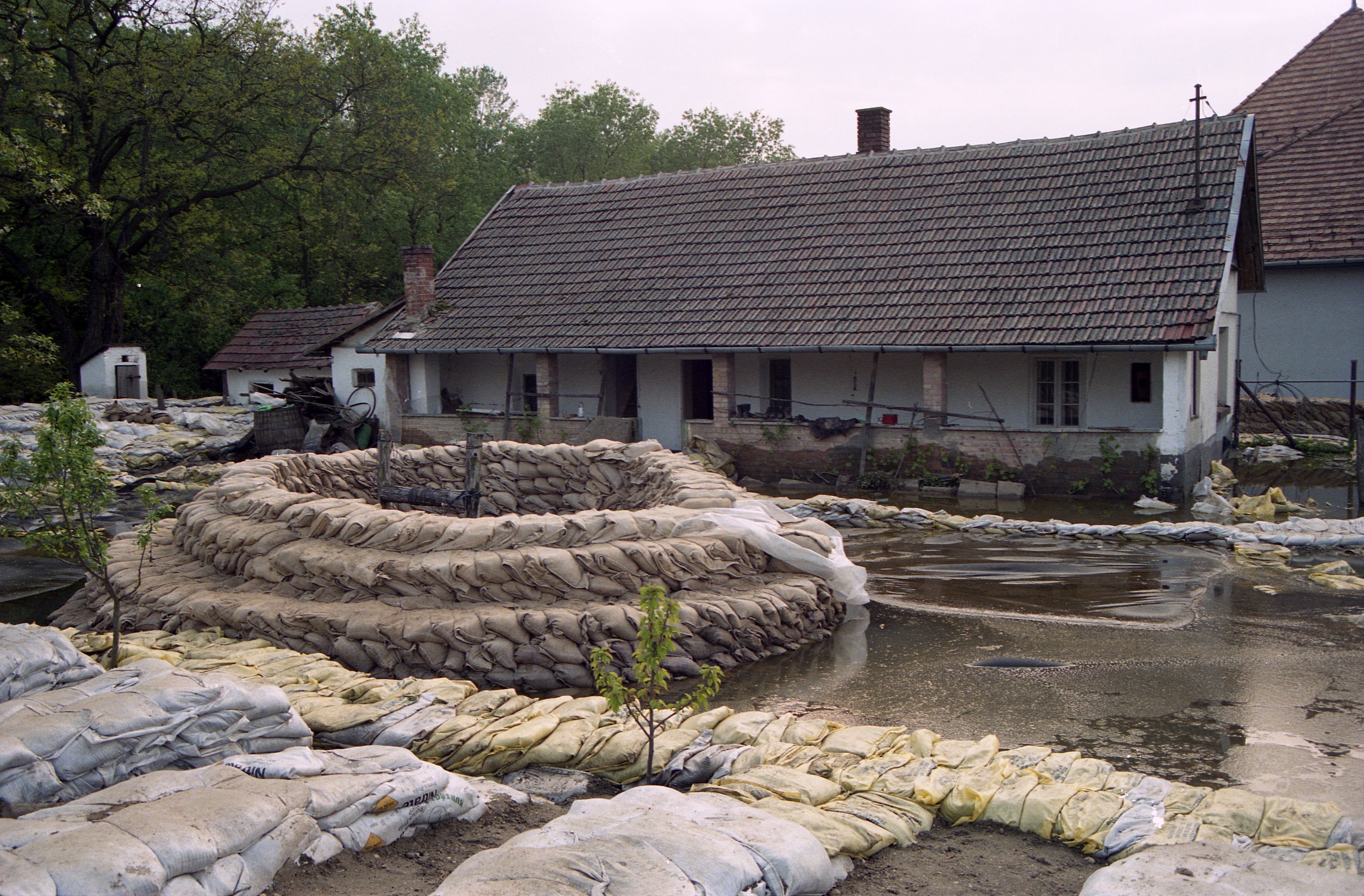 2000. évi árvíz a Tiszán - Nagyrév (Magyar Környezetvédelmi és Vízügyi Múzeum - Duna Múzeum CC BY-NC-SA)