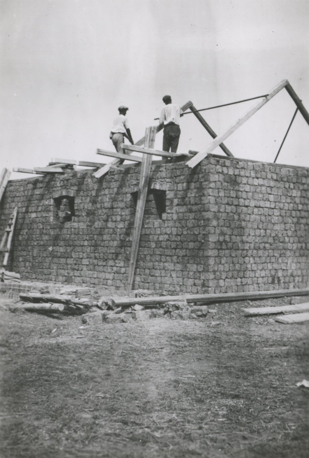 Melléképület tetőállítása, 1938. augusztus 9. (Magyar Környezetvédelmi és Vízügyi Múzeum - Duna Múzeum CC BY-NC-SA)