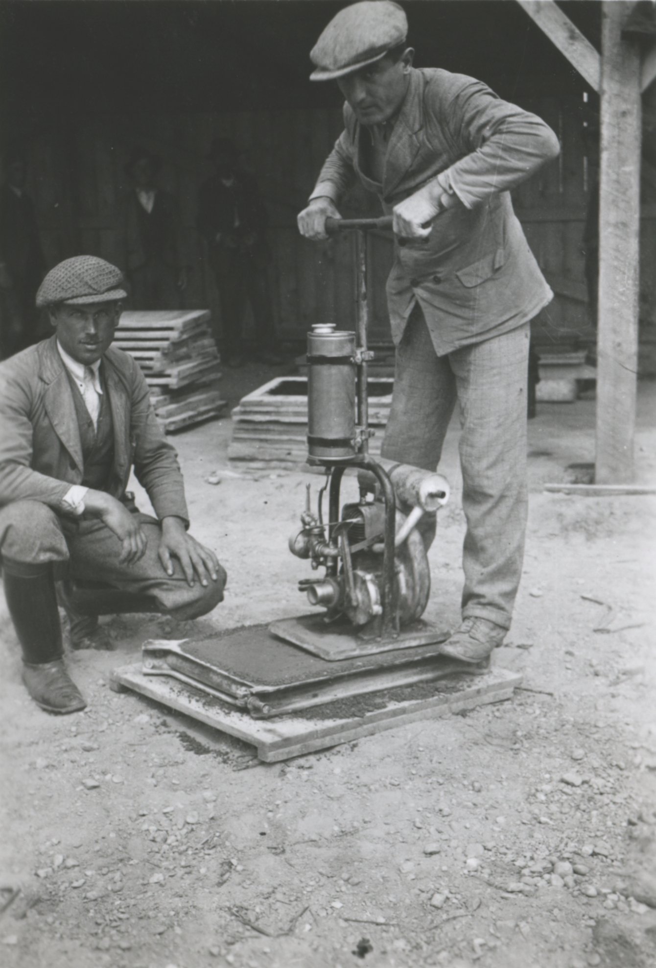 Motoros vibrátor a lapgyártáshoz, 1939. április (Magyar Környezetvédelmi és Vízügyi Múzeum - Duna Múzeum CC BY-NC-SA)