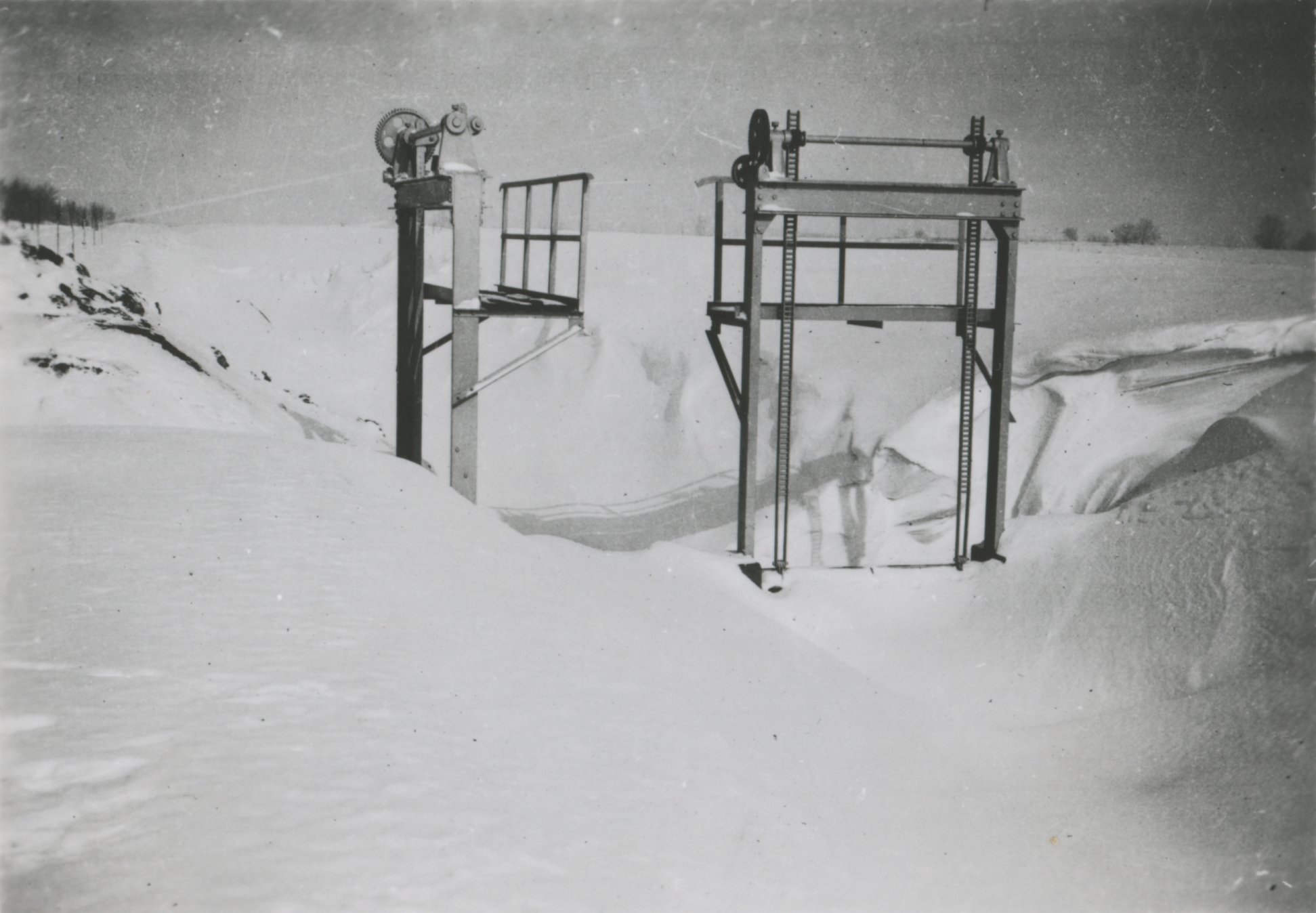 Zsilip a főcsatorna 20-as km-énél, 1940. február 20. (Magyar Környezetvédelmi és Vízügyi Múzeum - Duna Múzeum CC BY-NC-SA)
