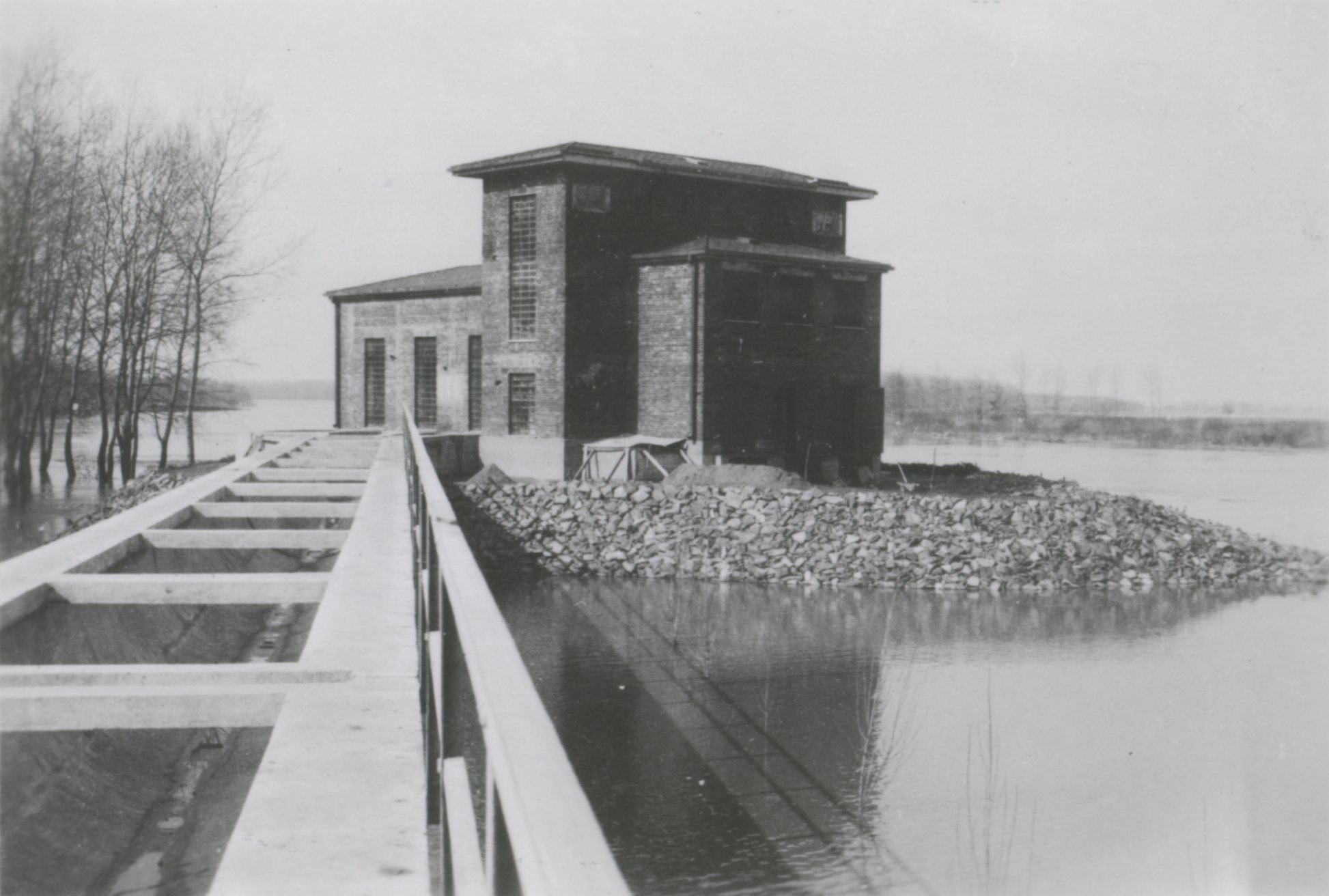 Gépház környéke víz alatt, 1940. március (Magyar Környezetvédelmi és Vízügyi Múzeum - Duna Múzeum CC BY-NC-SA)