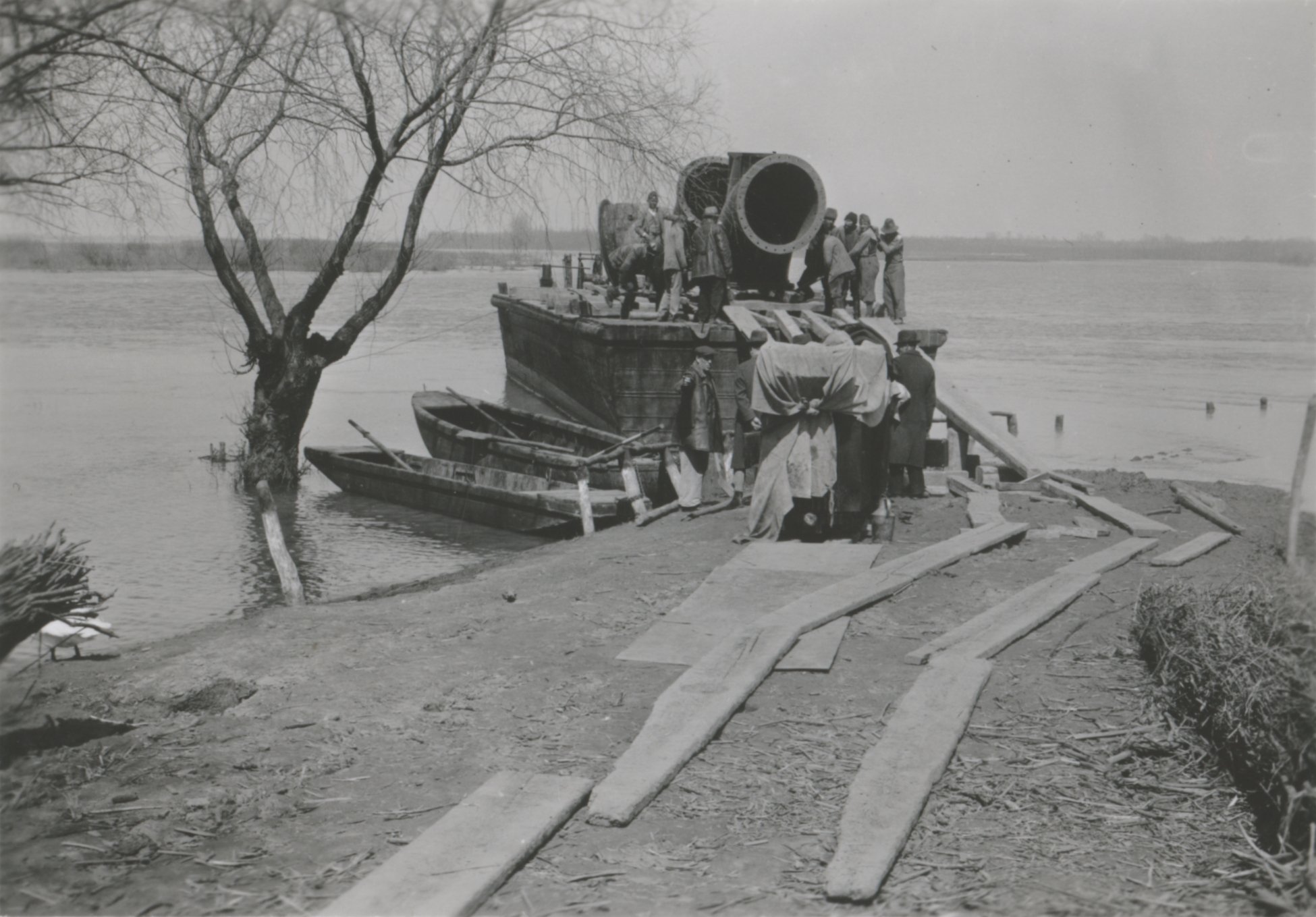 Gépi berendezés szállítása, 1940. április (Magyar Környezetvédelmi és Vízügyi Múzeum - Duna Múzeum CC BY-NC-SA)